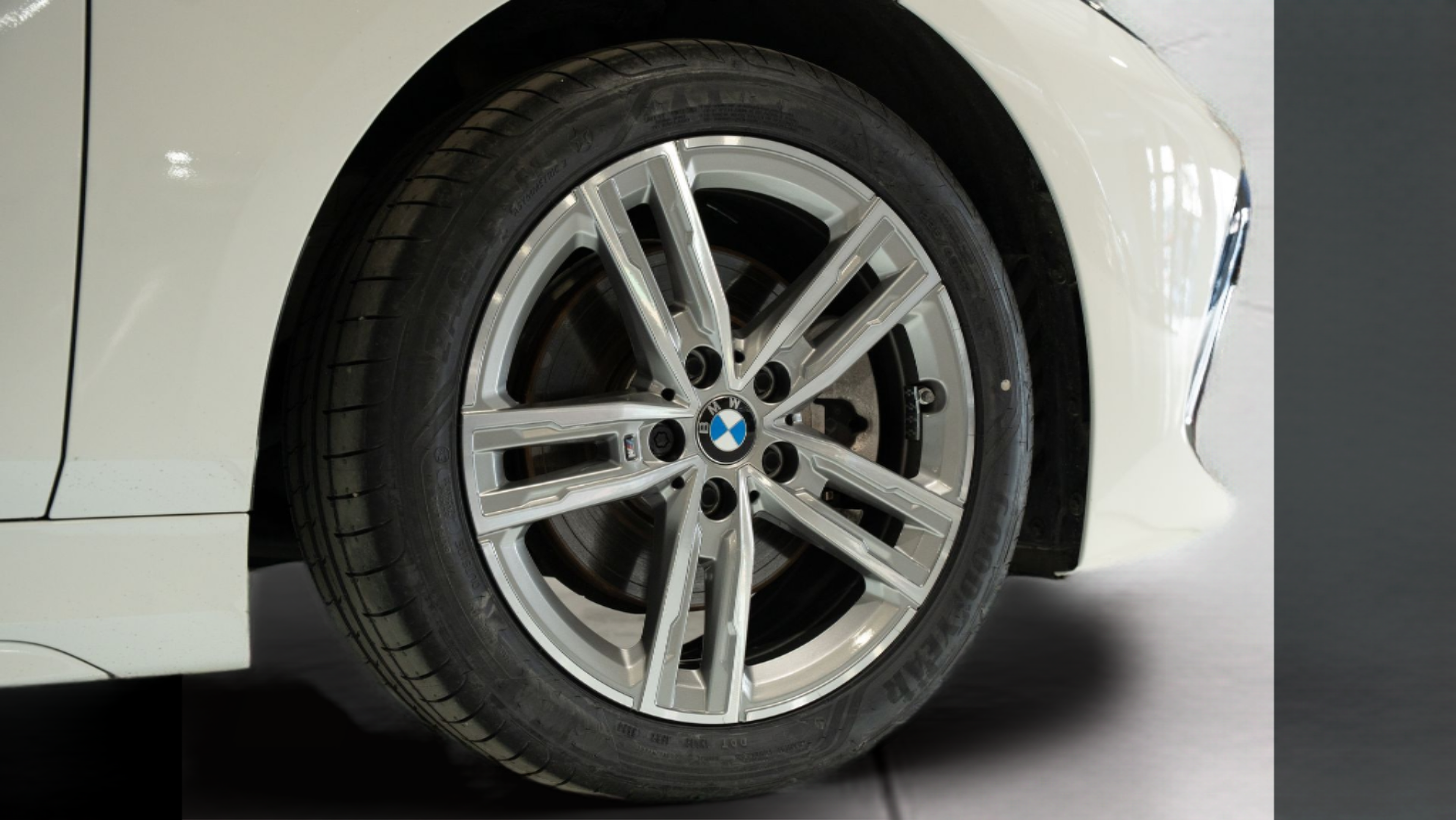 BMW Série 1 116d color Blanco. Año 2023. 85KW(116CV). Diesel. En concesionario Aníbal Carvalho & Filhos, S.A. de Santarém