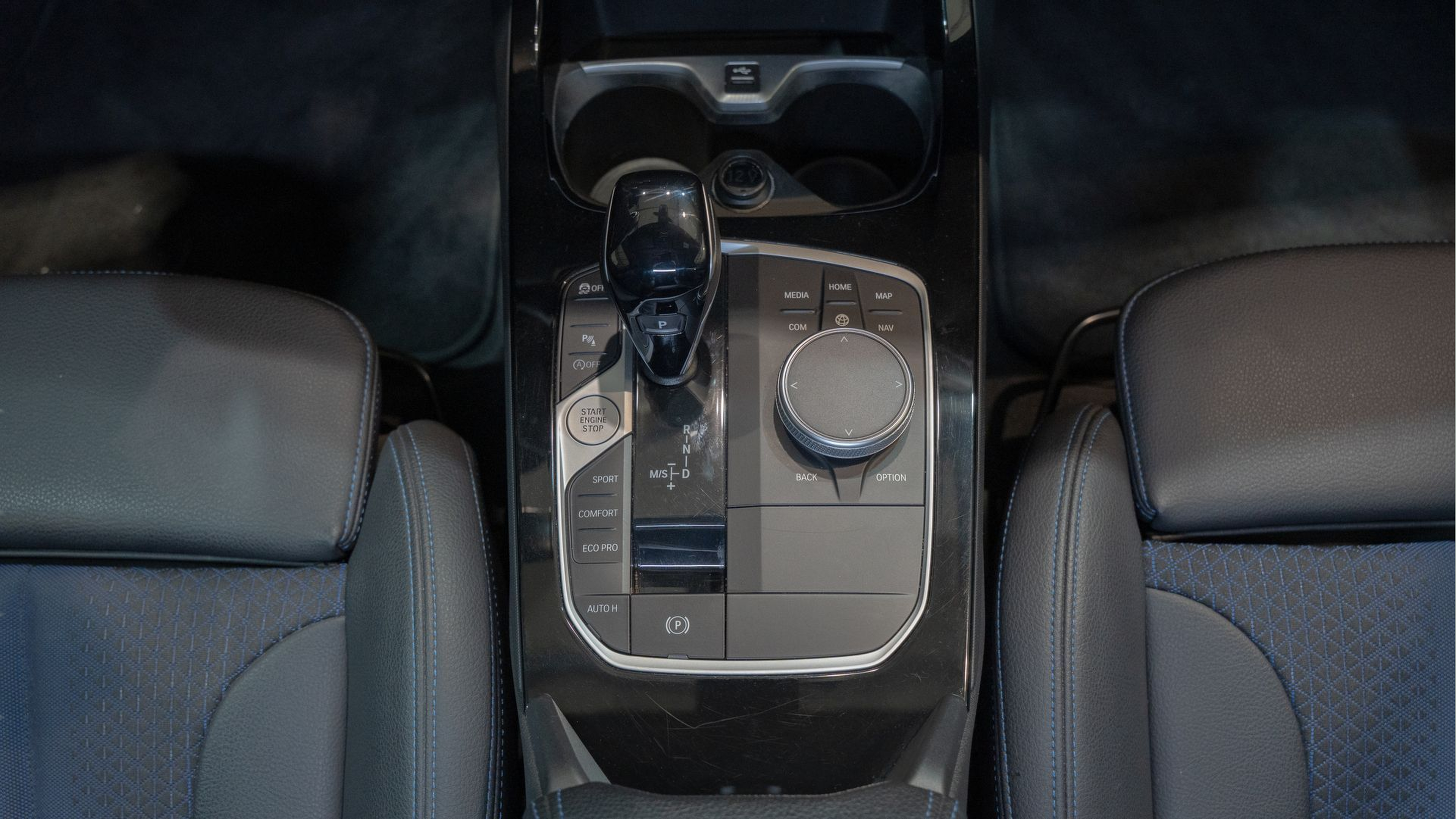 BMW Série 1 116d color Blanco. Año 2023. 85KW(116CV). Diesel. En concesionario Aníbal Carvalho & Filhos, S.A. de Santarém