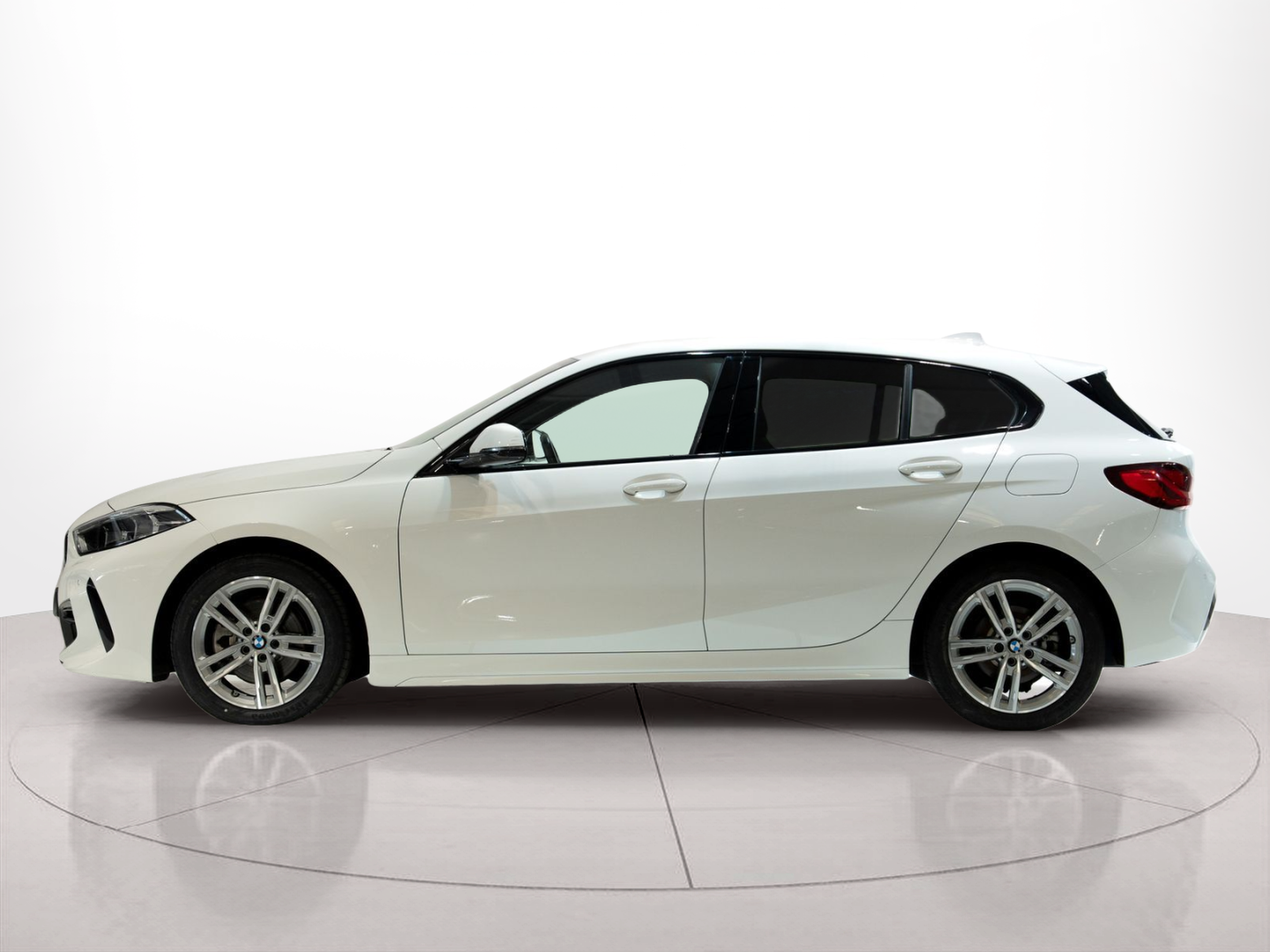 Fotos de BMW Série 1 116d color Blanco. Año 2023. 85KW(116CV). Diesel. En concesionario Aníbal Carvalho & Filhos, S.A. de Santarém
