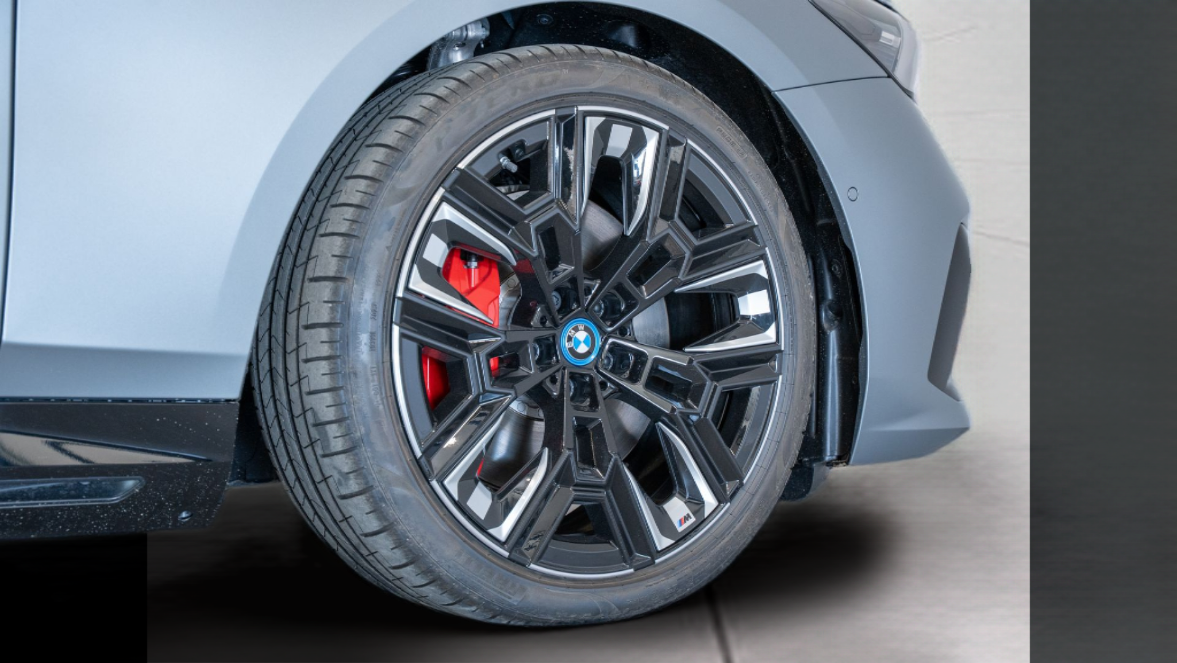 BMW i5 M60 color Gris. Año 2024. 442KW(601CV). Elétrico. En concesionario Aníbal Carvalho & Filhos, S.A. de Santarém