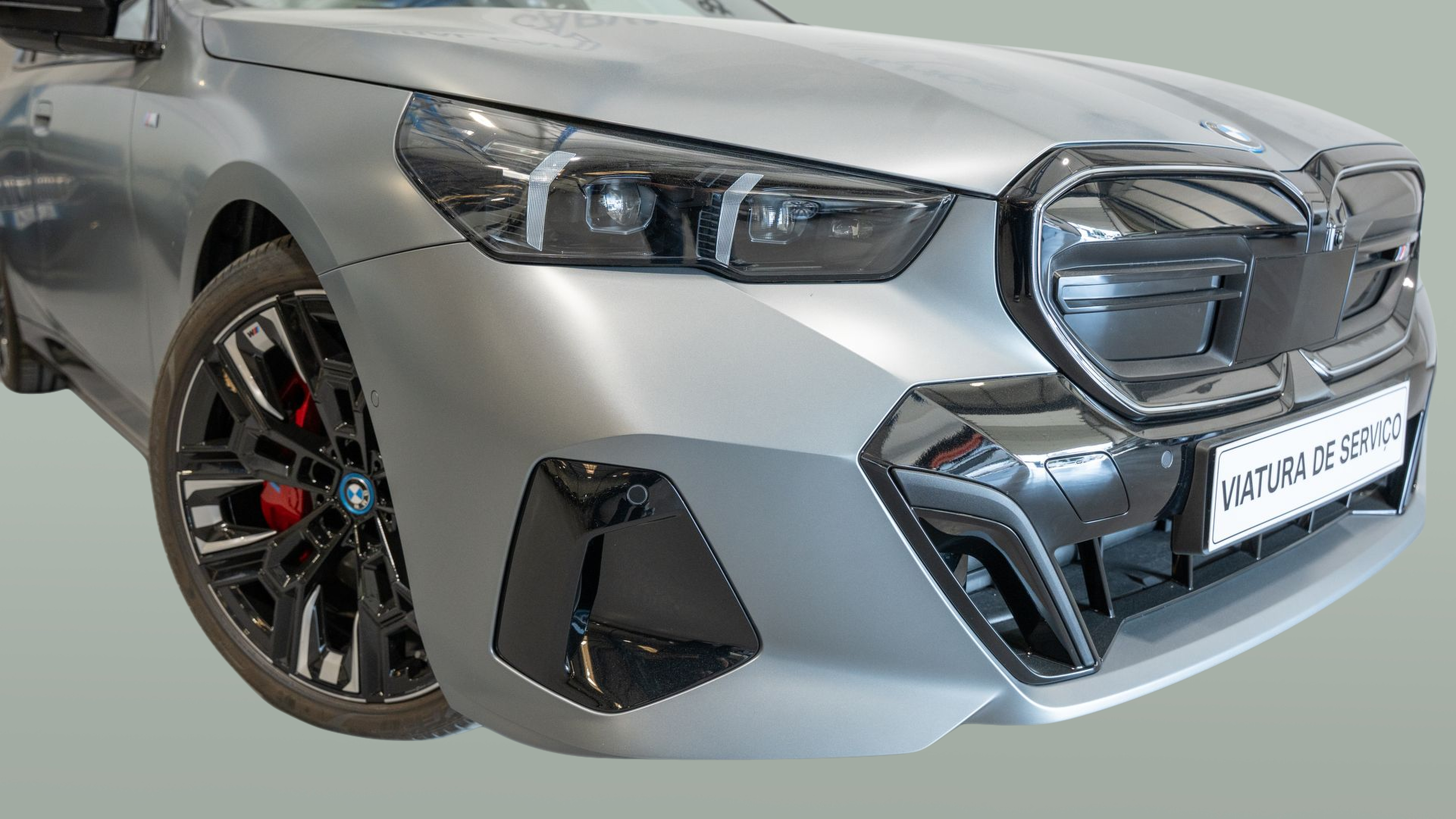 BMW i5 M60 color Gris. Año 2024. 442KW(601CV). Elétrico. En concesionario Aníbal Carvalho & Filhos, S.A. de Santarém