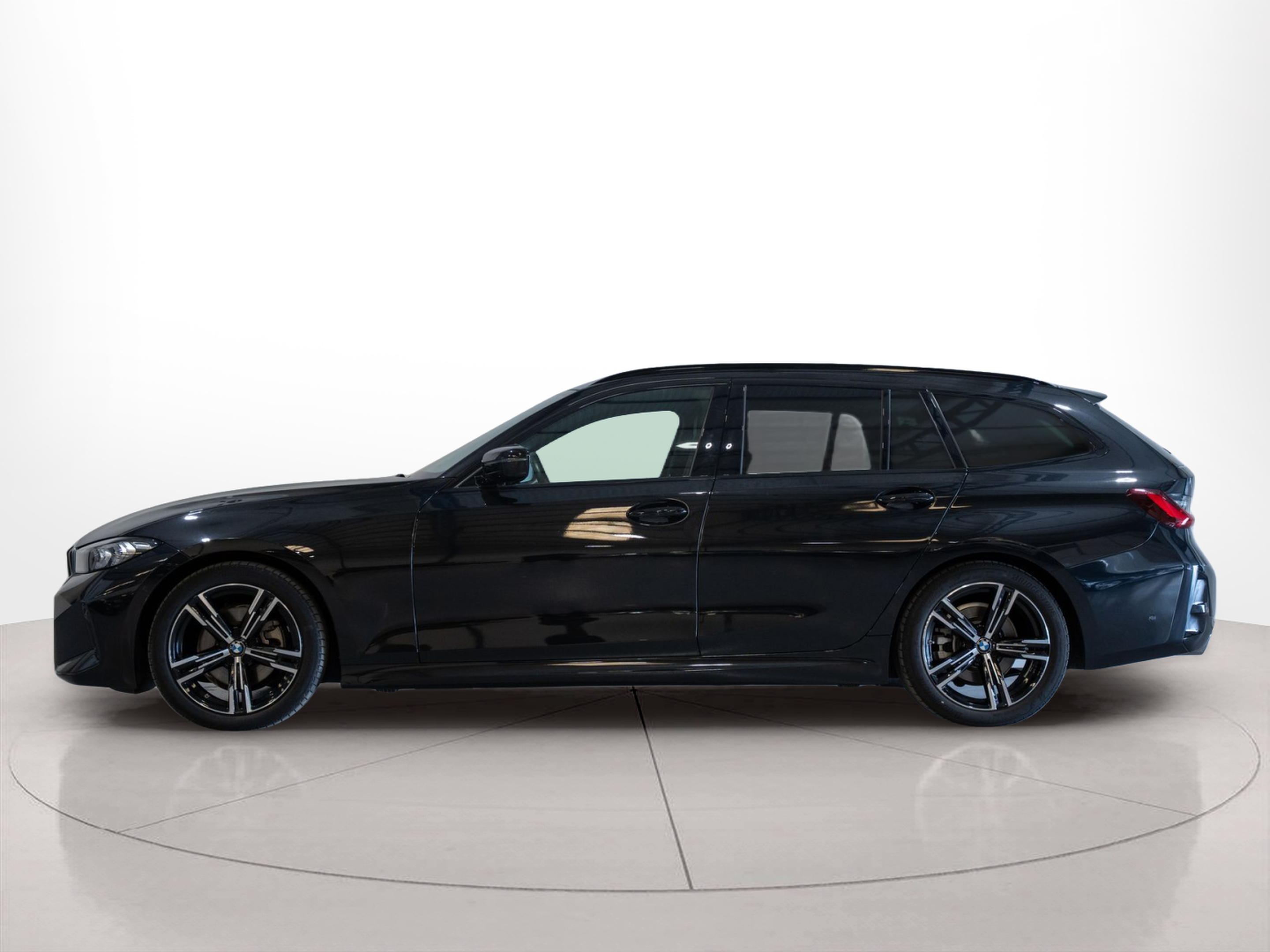 Fotos de BMW Série 3 320d Touring color Negro. Año 2024. 140KW(190CV). Diesel. En concesionario Aníbal Carvalho & Filhos, S.A. de Santarém