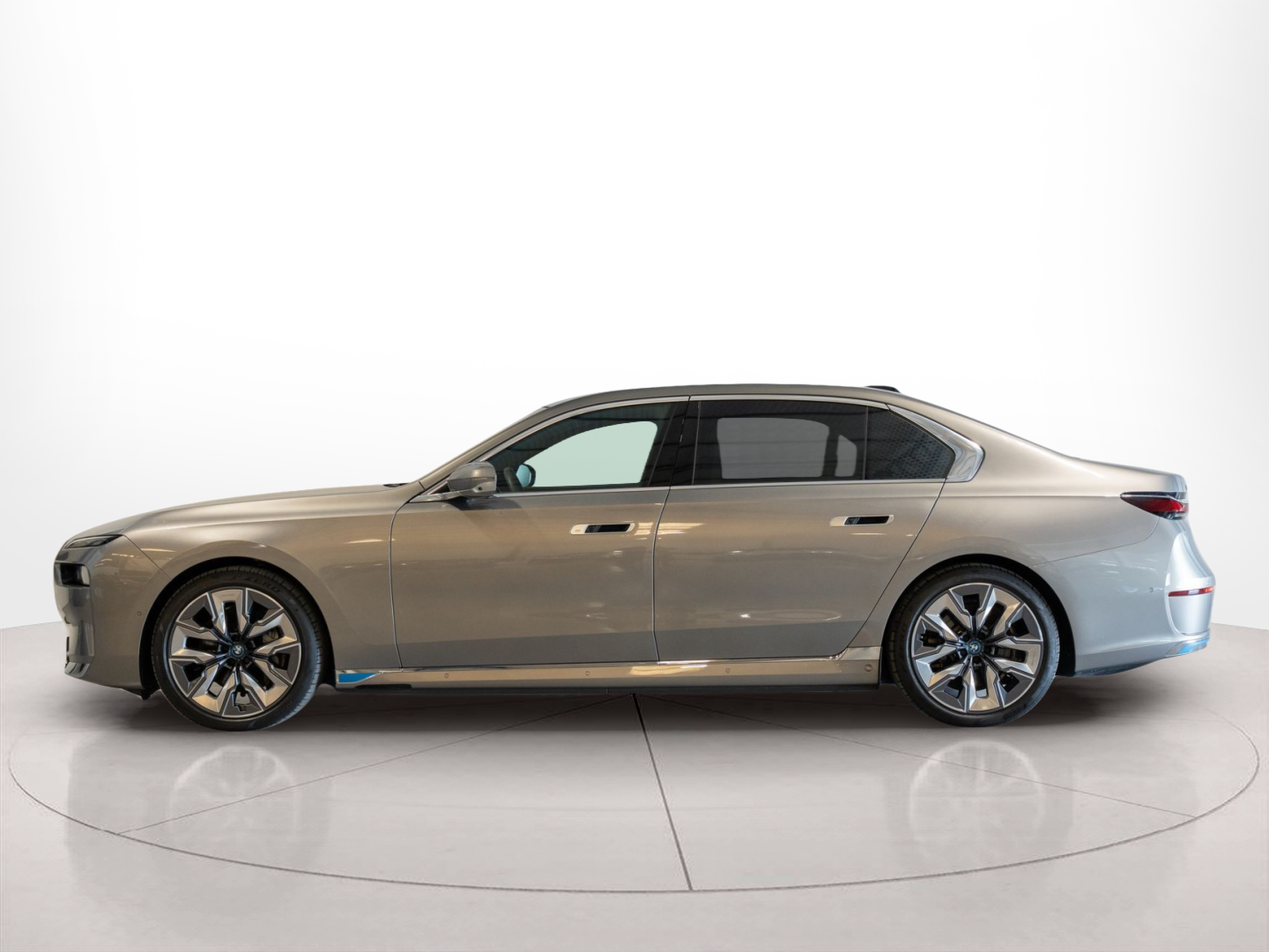 Fotos de BMW I7 xDrive60 color Gris. Año 2024. 400KW(544CV). Elétrico. En concesionario Aníbal Carvalho & Filhos, S.A. de Santarém
