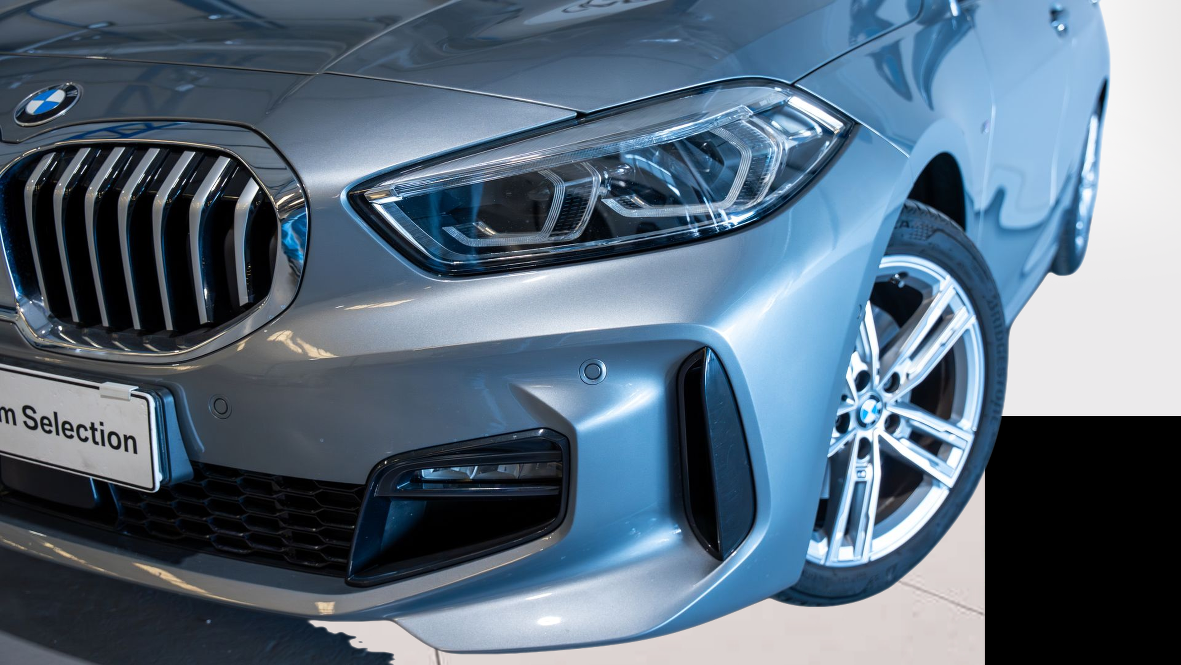 BMW Série 1 116d color Gris. Año 2024. 85KW(116CV). Diesel. En concesionario Aníbal Carvalho & Filhos, S.A. de Santarém