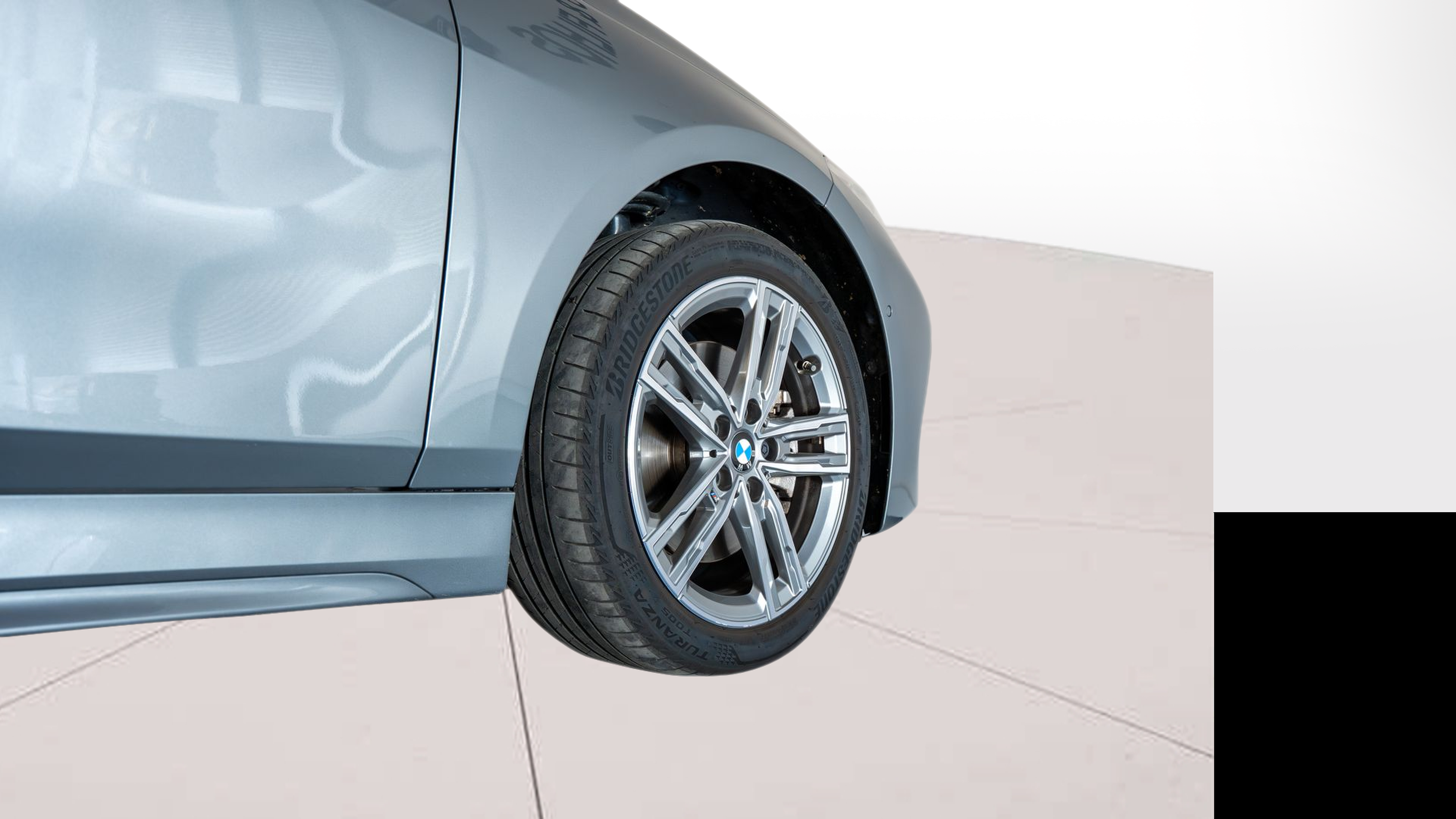 BMW Série 1 116d color Gris. Año 2024. 85KW(116CV). Diesel. En concesionario Aníbal Carvalho & Filhos, S.A. de Santarém