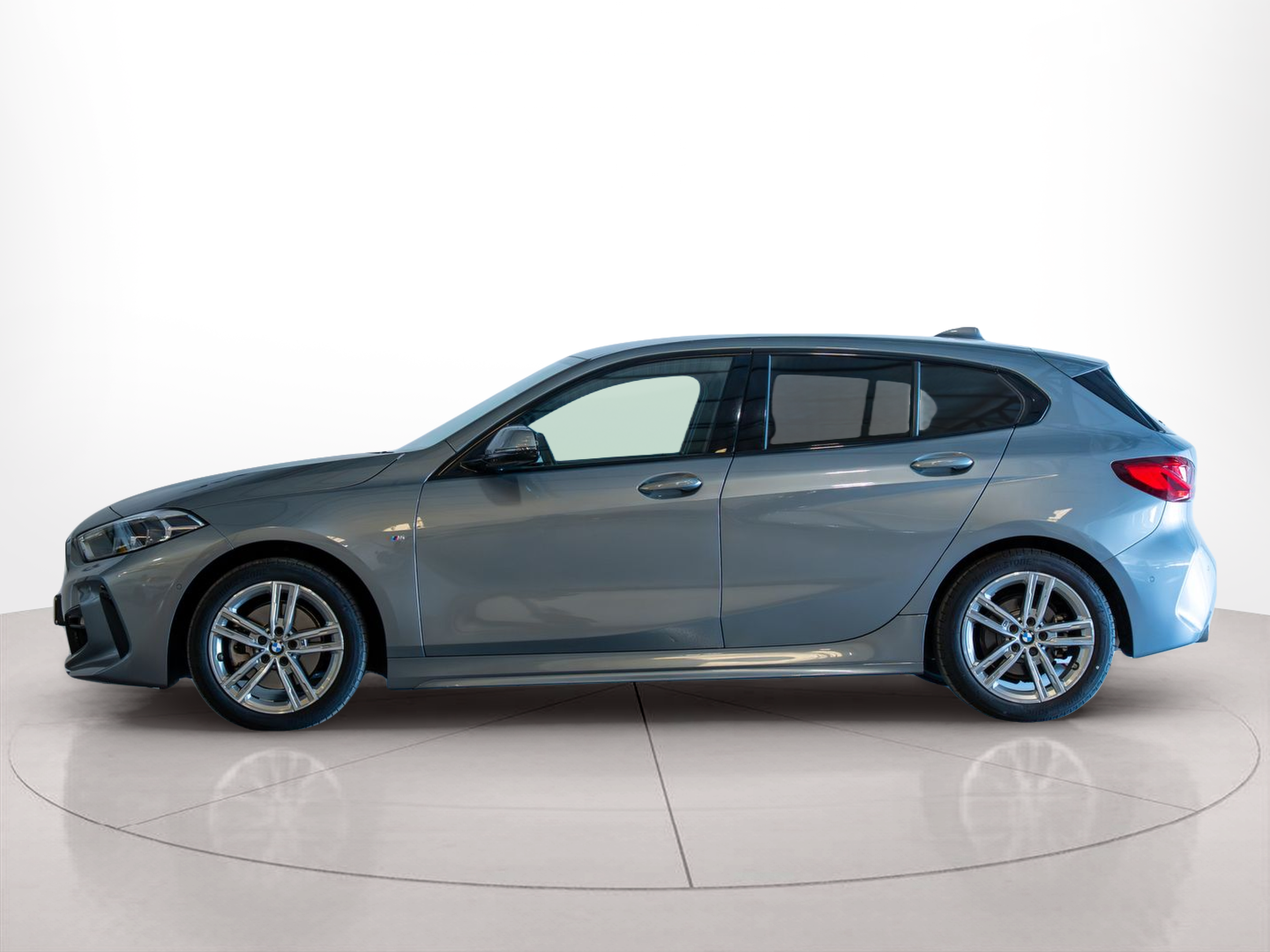 Fotos de BMW Série 1 116d color Gris. Año 2024. 85KW(116CV). Diesel. En concesionario Aníbal Carvalho & Filhos, S.A. de Santarém