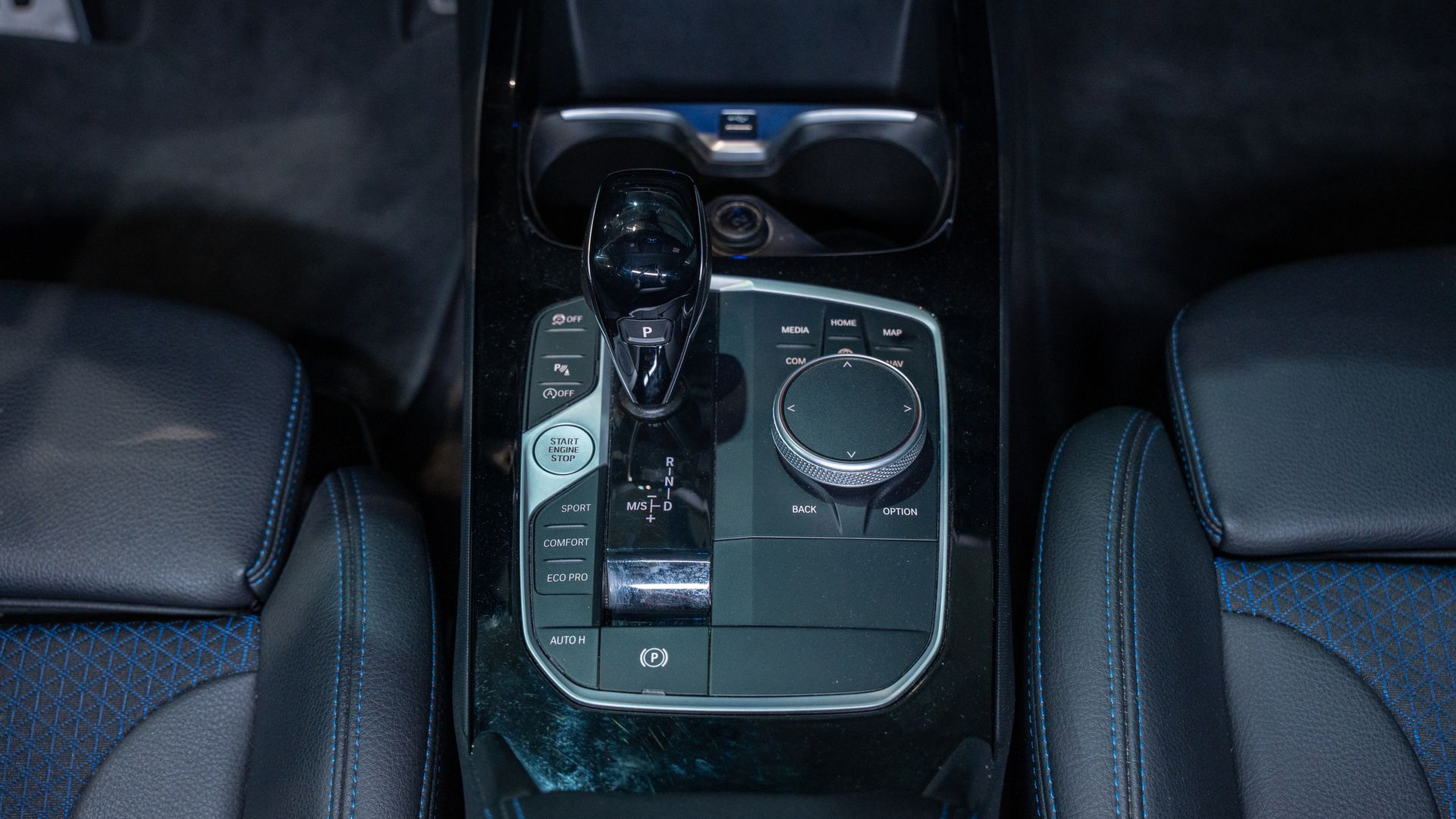 BMW Série 1 116d color Gris. Año 2024. 85KW(116CV). Diesel. En concesionario Aníbal Carvalho & Filhos, S.A. de Santarém
