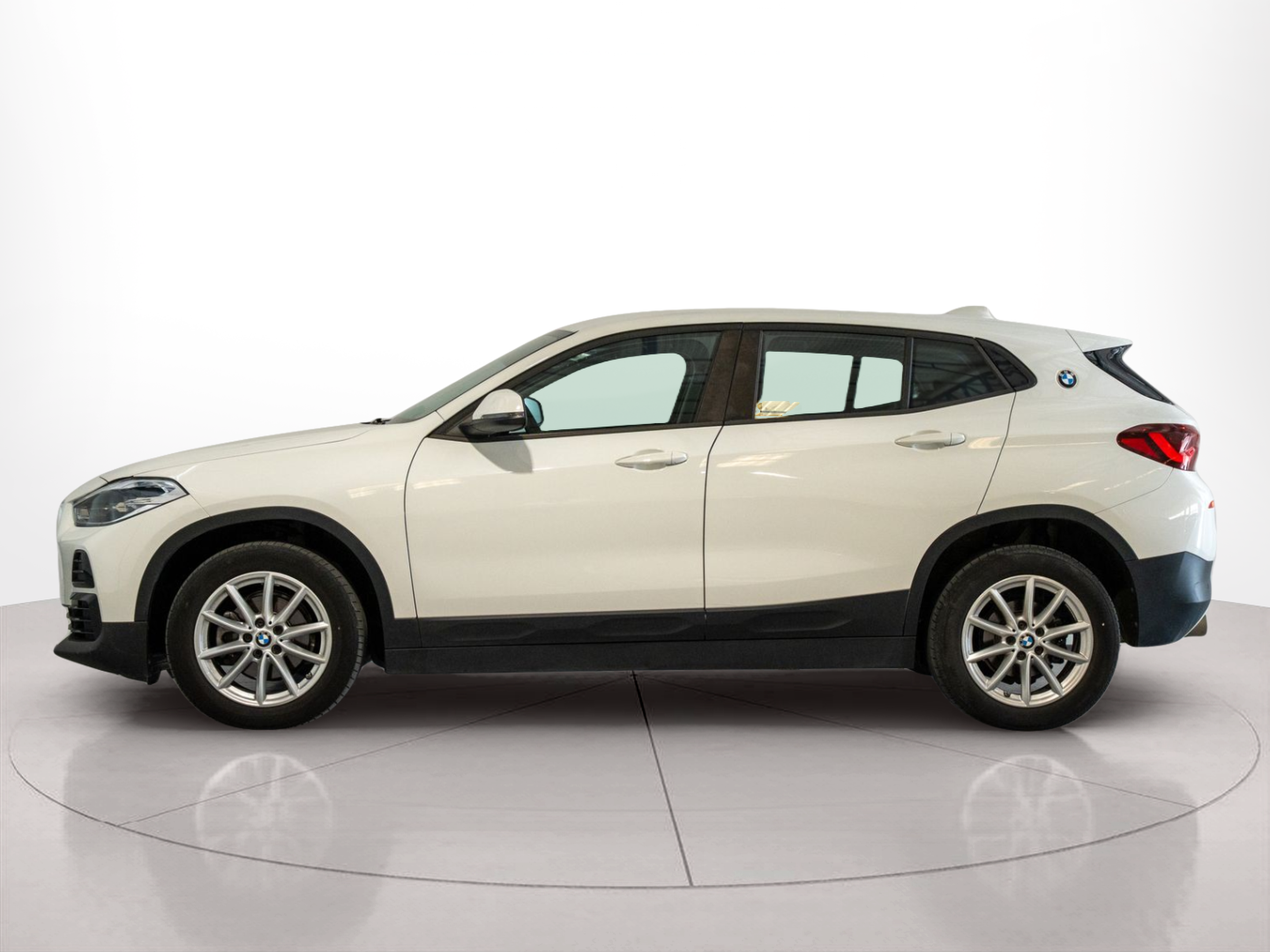 Fotos de BMW X2 sDrive16d color Blanco. Año 2020. 85KW(116CV). Diesel. En concesionario Aníbal Carvalho & Filhos, S.A. de Santarém