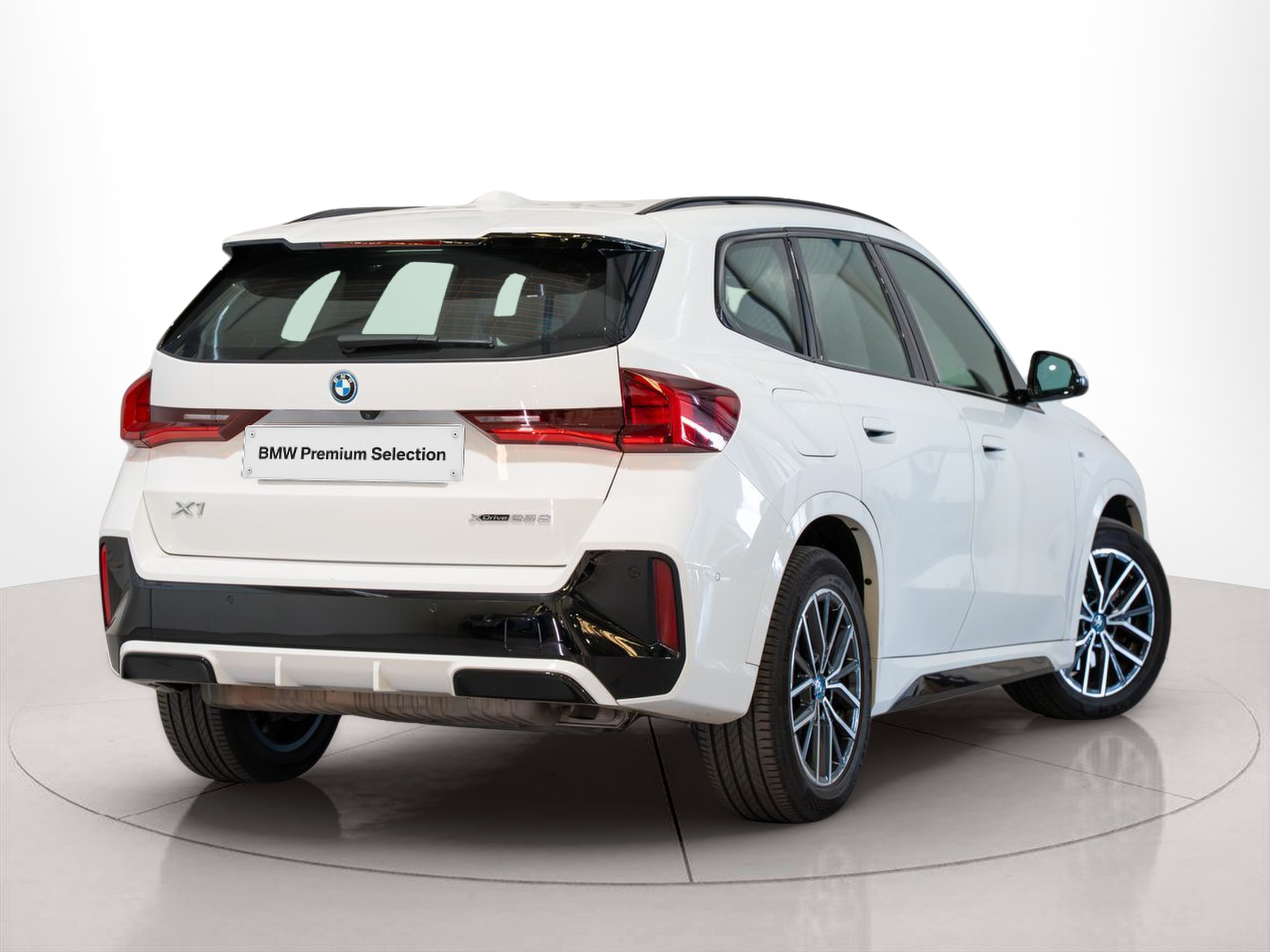 BMW X1 xDrive25e color Blanco. Año 2023. 180KW(245CV). Elétrico / Diesel Híbrido. En concesionario Aníbal Carvalho & Filhos, S.A. de Santarém