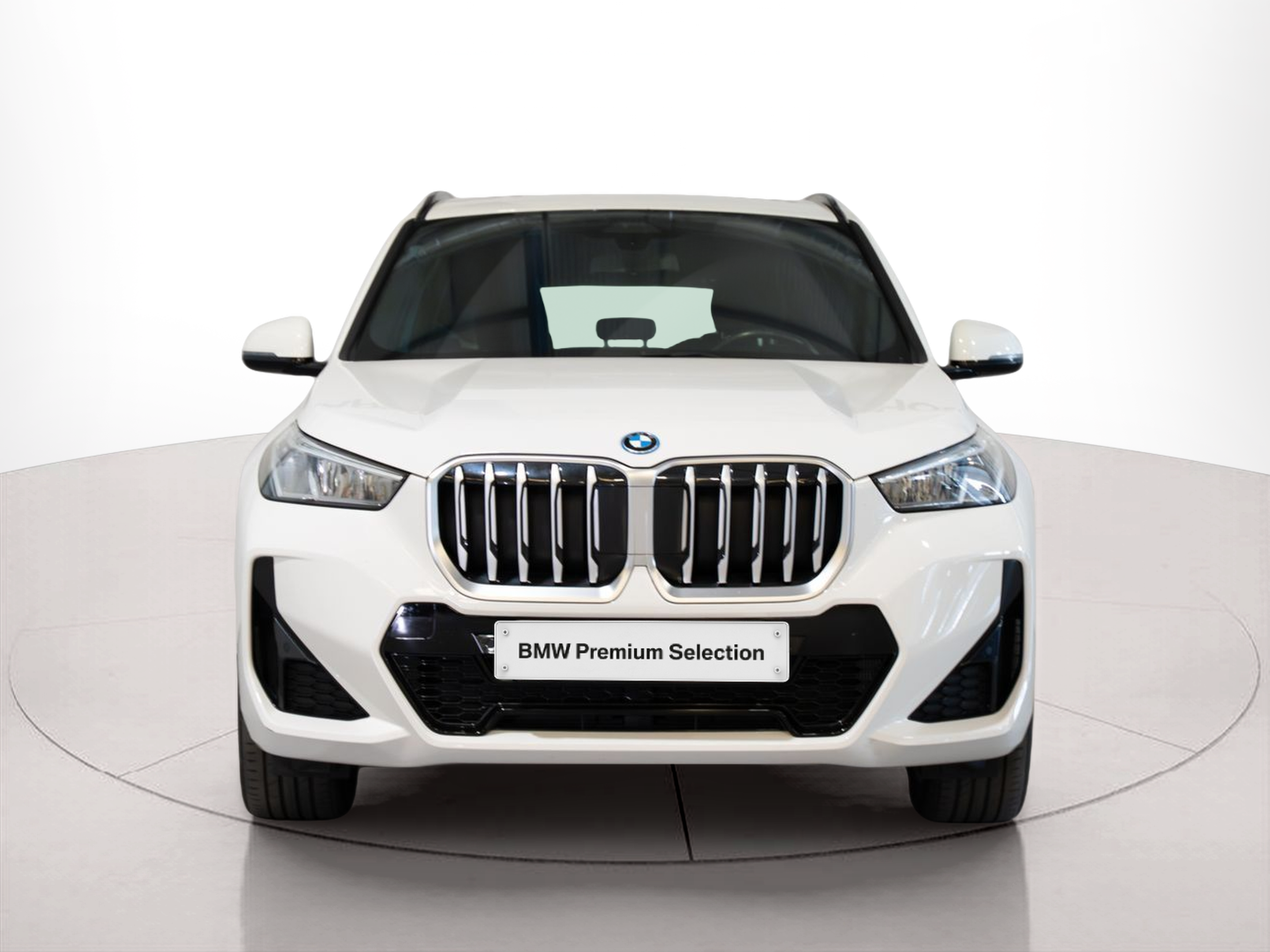 BMW X1 xDrive25e color Blanco. Año 2023. 180KW(245CV). Elétrico / Diesel Híbrido. En concesionario Aníbal Carvalho & Filhos, S.A. de Santarém