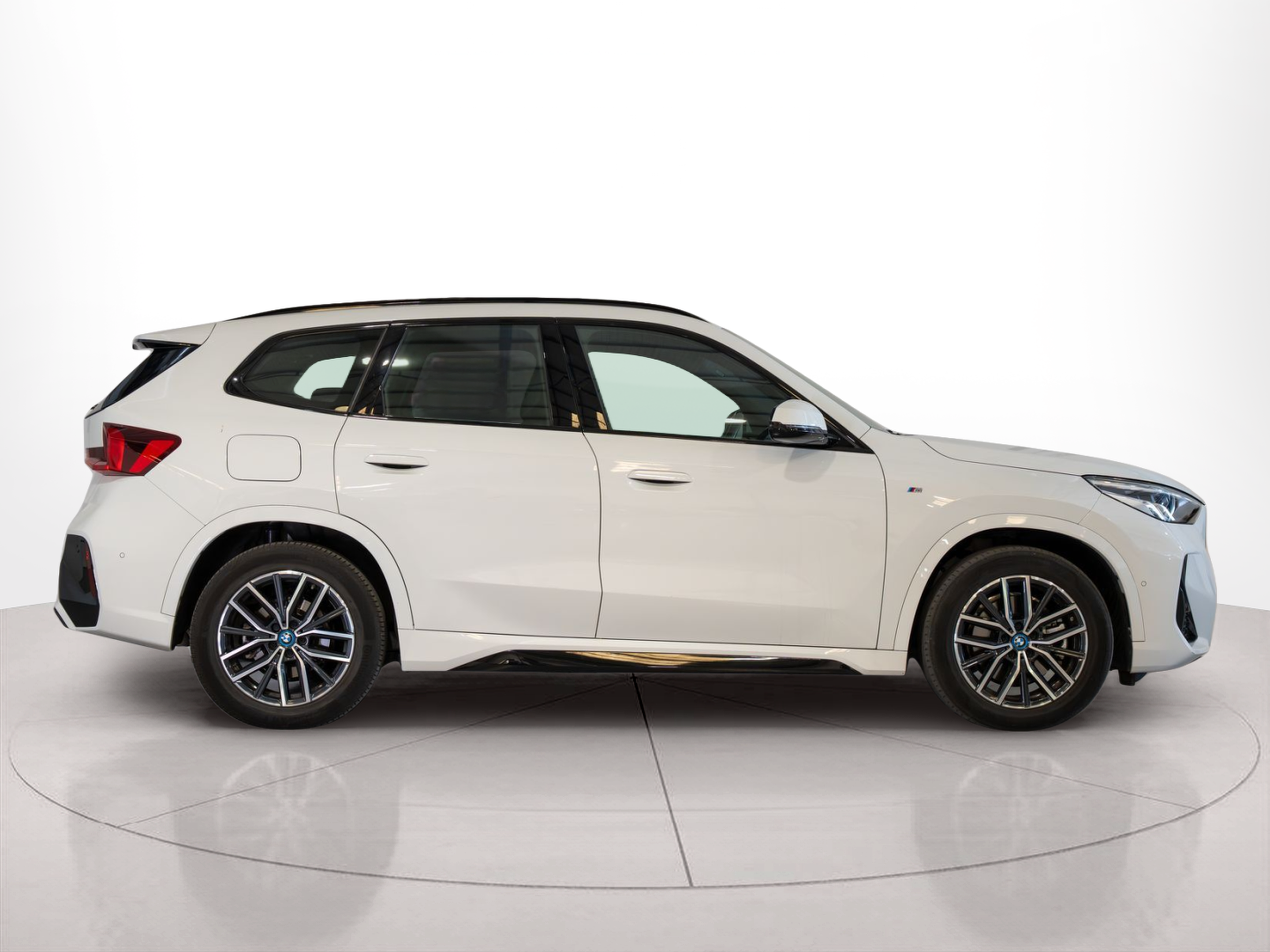 BMW X1 xDrive25e color Blanco. Año 2023. 180KW(245CV). Elétrico / Diesel Híbrido. En concesionario Aníbal Carvalho & Filhos, S.A. de Santarém