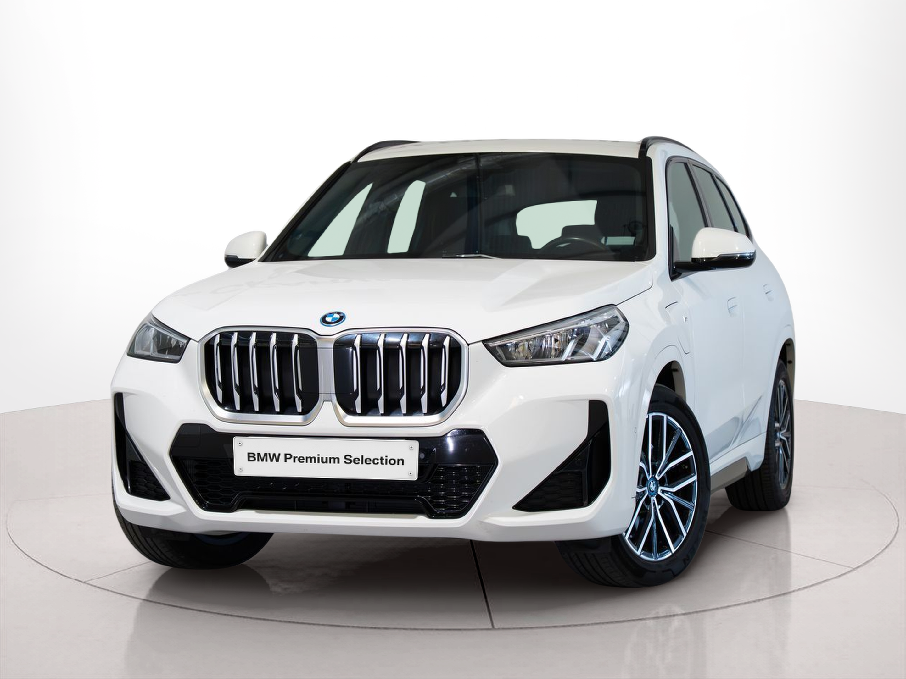 BMW X1 xDrive25e color Blanco. Año 2023. 180KW(245CV). Elétrico / Diesel Híbrido. En concesionario Aníbal Carvalho & Filhos, S.A. de Santarém