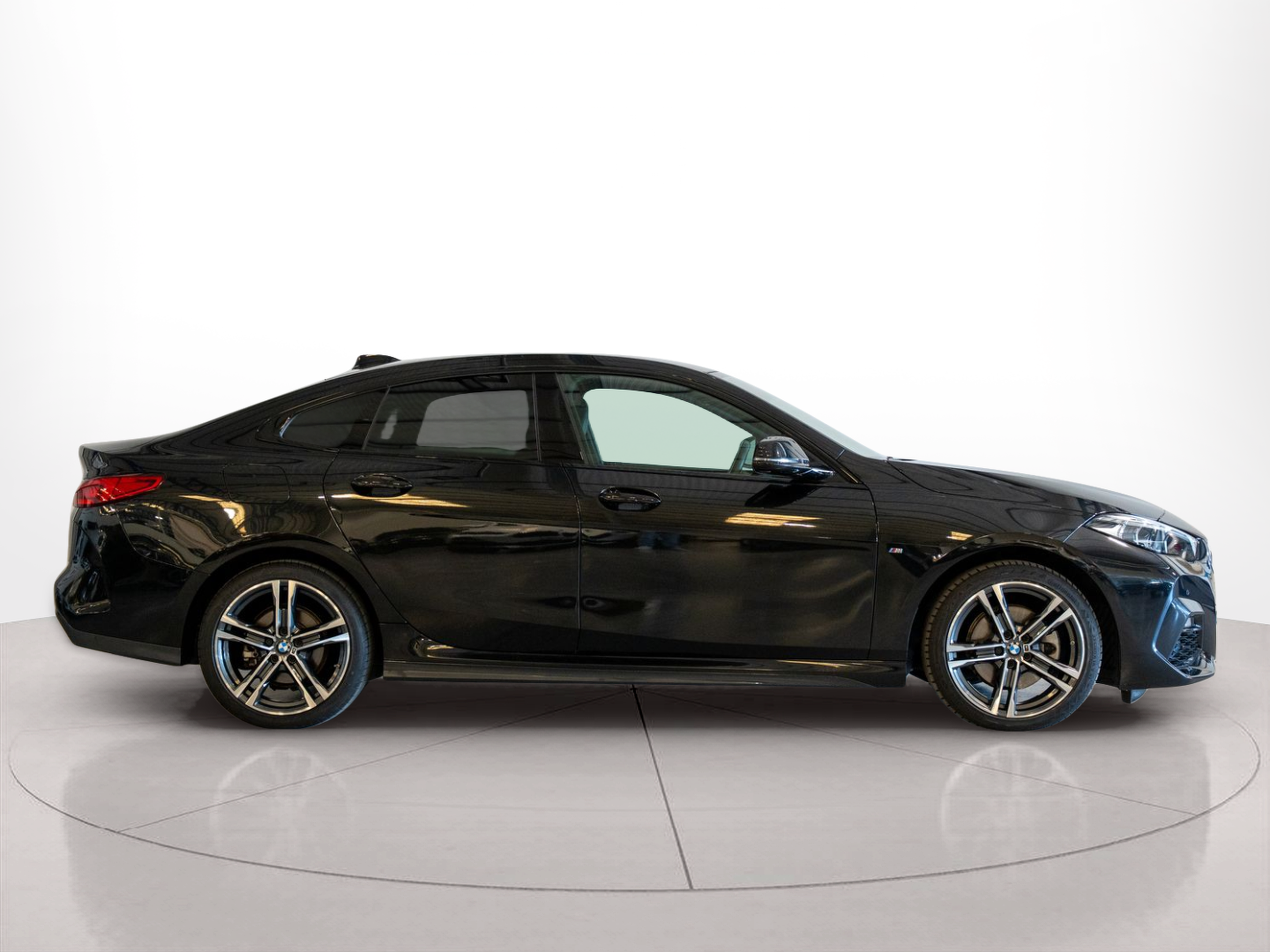 Fotos de BMW Série 2 216d Gran Coupe color Negro. Año 2024. 85KW(116CV). Diesel. En concesionario Aníbal Carvalho & Filhos, S.A. de Santarém