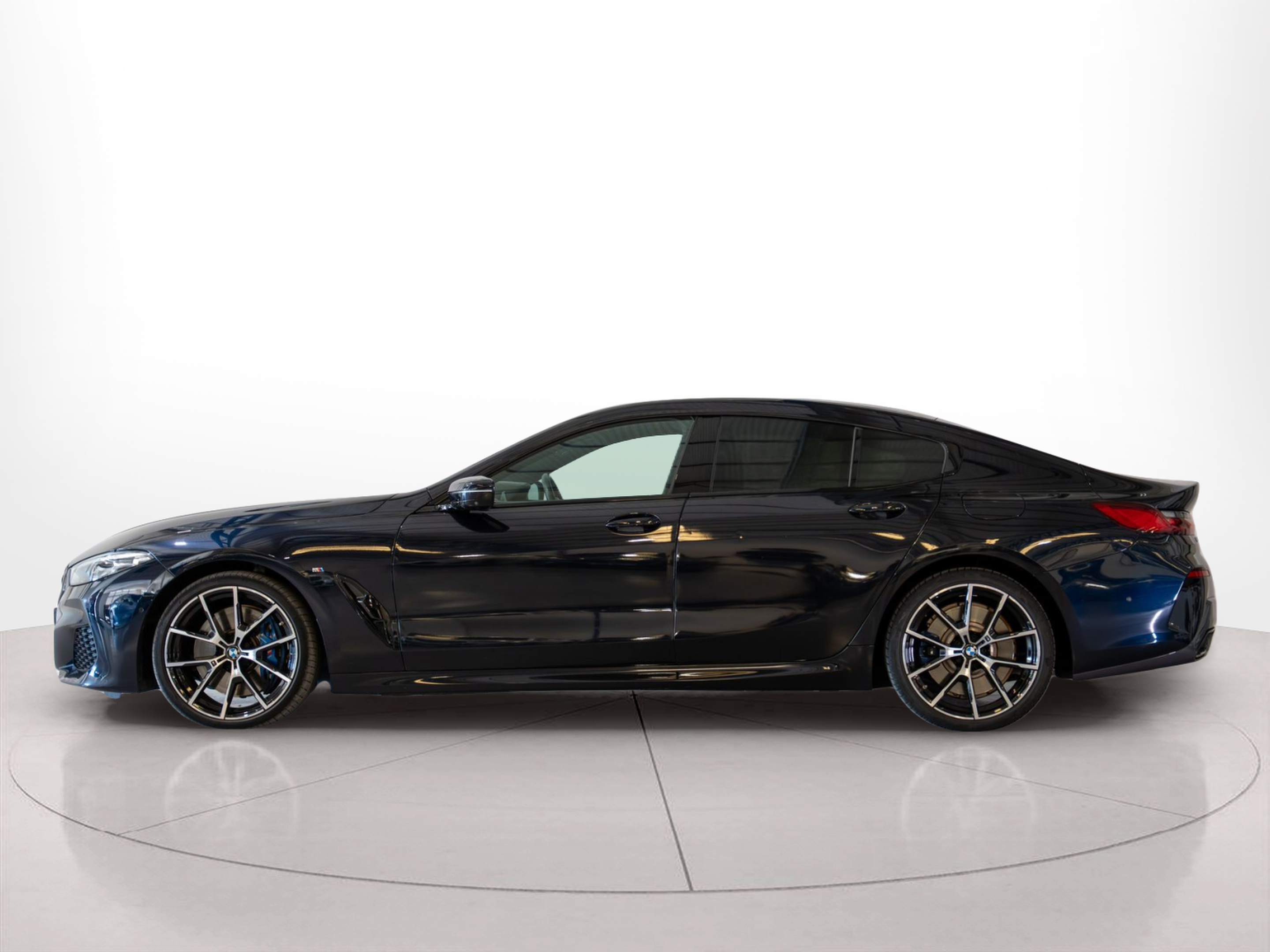 Fotos de BMW Série 8 840d Gran Coupe color Negro. Año 2021. 250KW(340CV). Diesel. En concesionario Aníbal Carvalho & Filhos, S.A. de Santarém