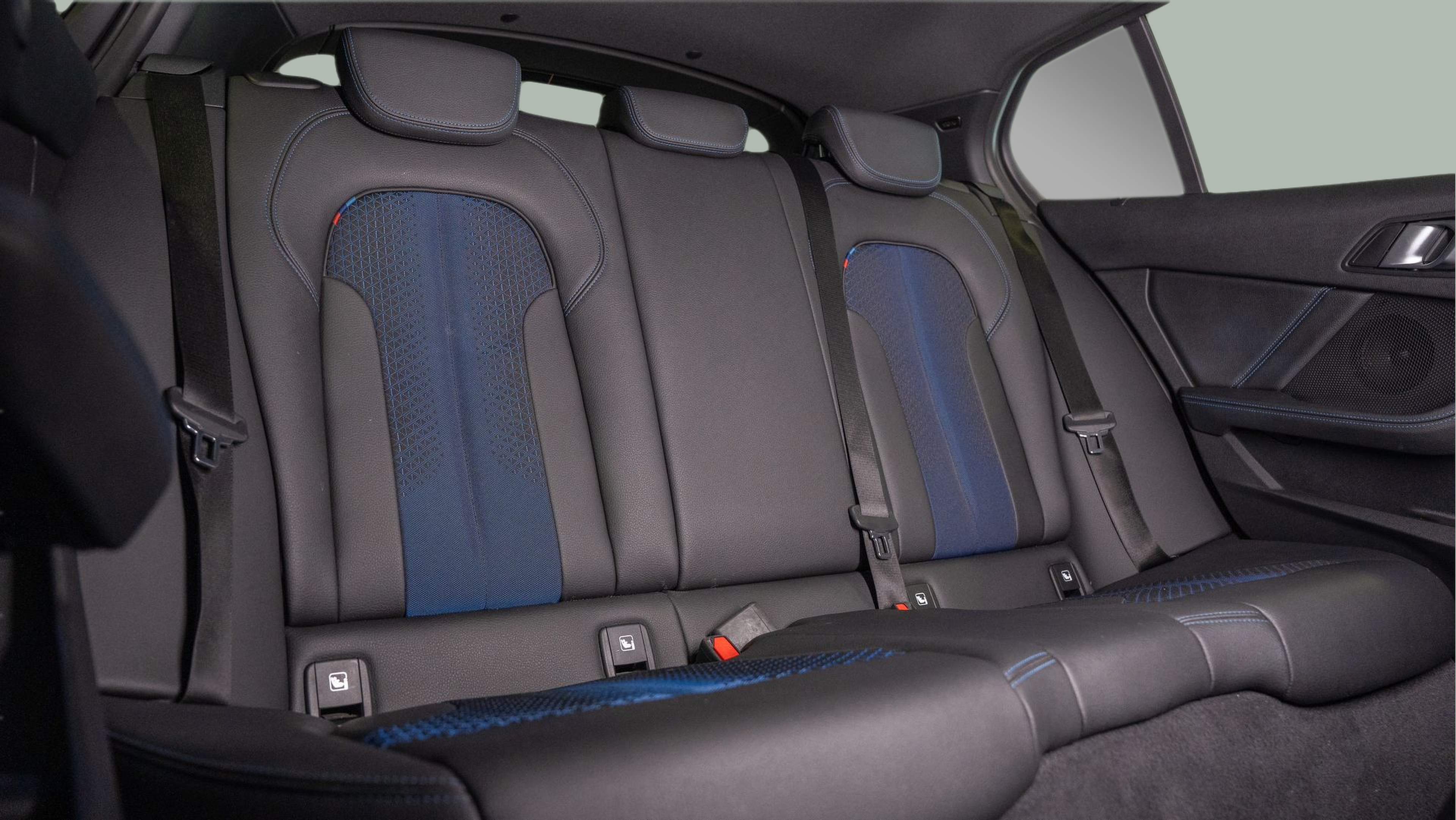 BMW Série 1 116d color Gris. Año 2024. 85KW(116CV). Diesel. En concesionario Aníbal Carvalho & Filhos, S.A. de Santarém