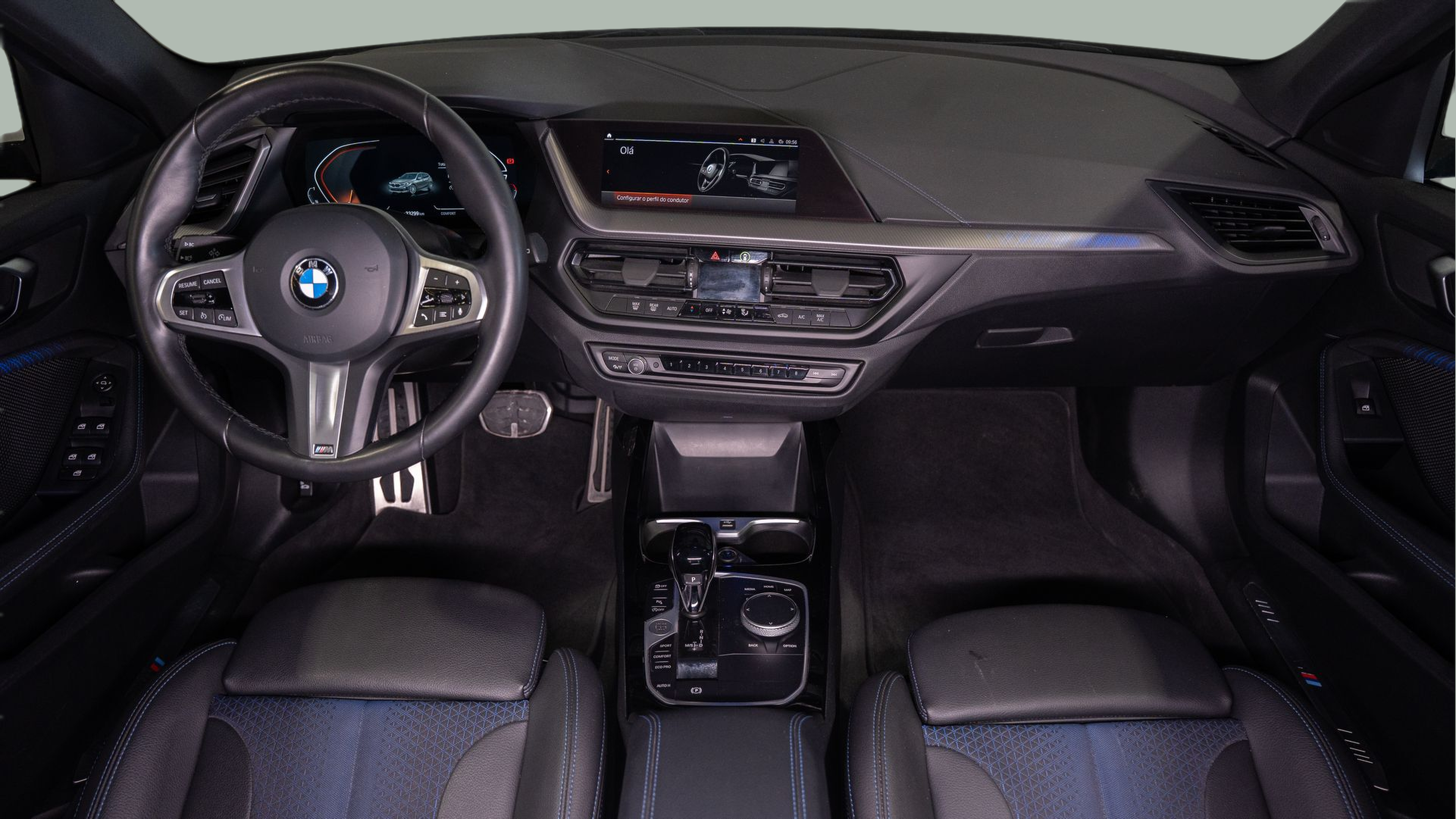 BMW Série 1 116d color Gris. Año 2024. 85KW(116CV). Diesel. En concesionario Aníbal Carvalho & Filhos, S.A. de Santarém