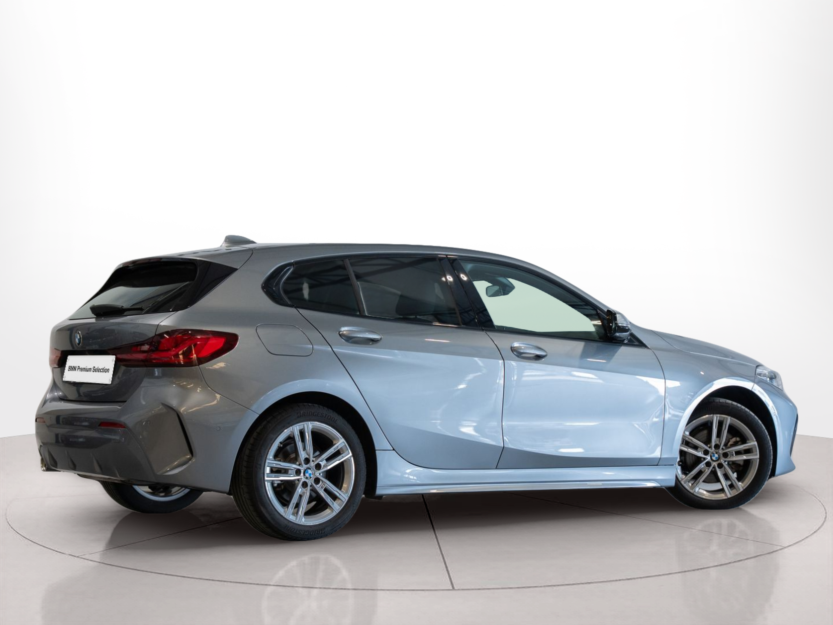 BMW Série 1 116d color Gris. Año 2024. 85KW(116CV). Diesel. En concesionario Aníbal Carvalho & Filhos, S.A. de Santarém