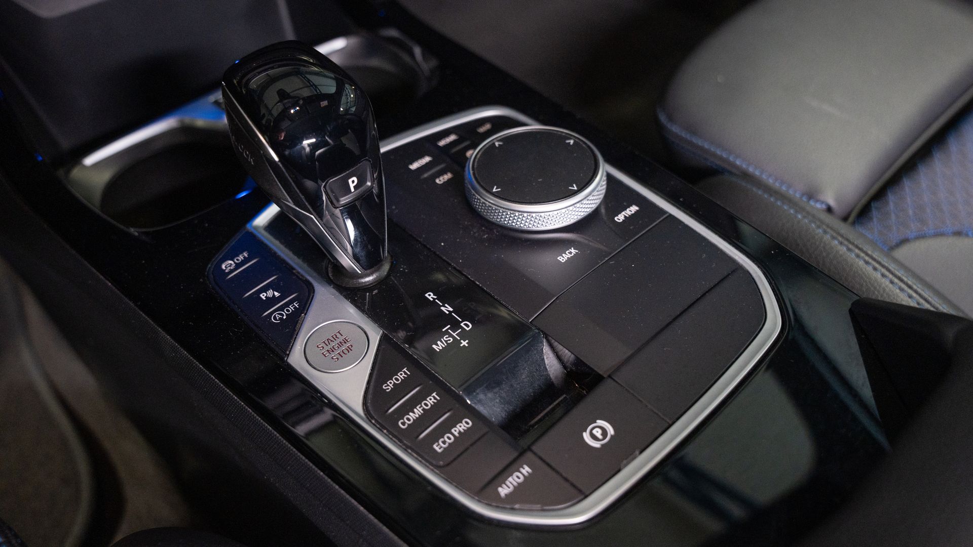 BMW Série 1 116d color Gris. Año 2024. 85KW(116CV). Diesel. En concesionario Aníbal Carvalho & Filhos, S.A. de Santarém