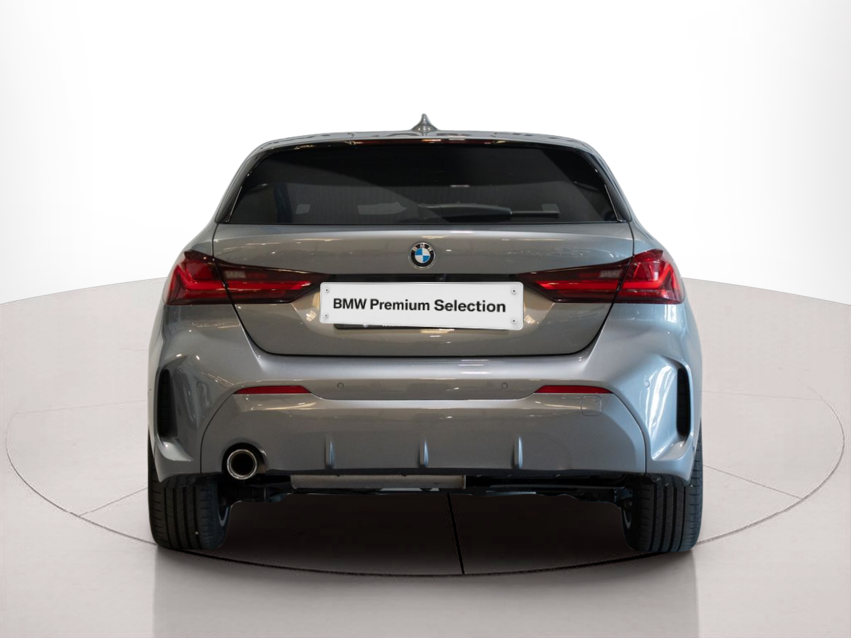 BMW Série 1 116d color Gris. Año 2024. 85KW(116CV). Diesel. En concesionario Aníbal Carvalho & Filhos, S.A. de Santarém