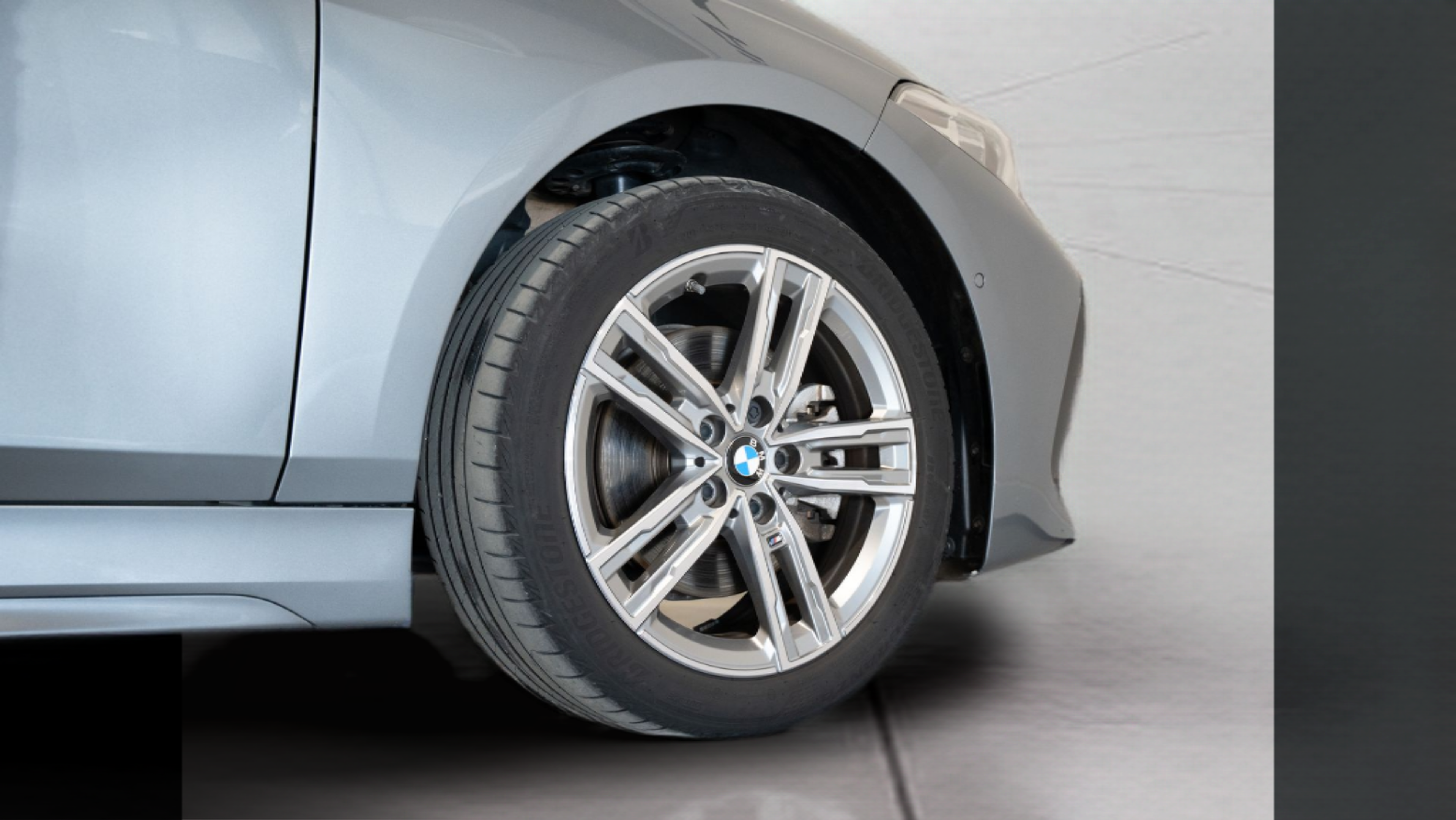 BMW Série 1 116d color Gris. Año 2024. 85KW(116CV). Diesel. En concesionario Aníbal Carvalho & Filhos, S.A. de Santarém