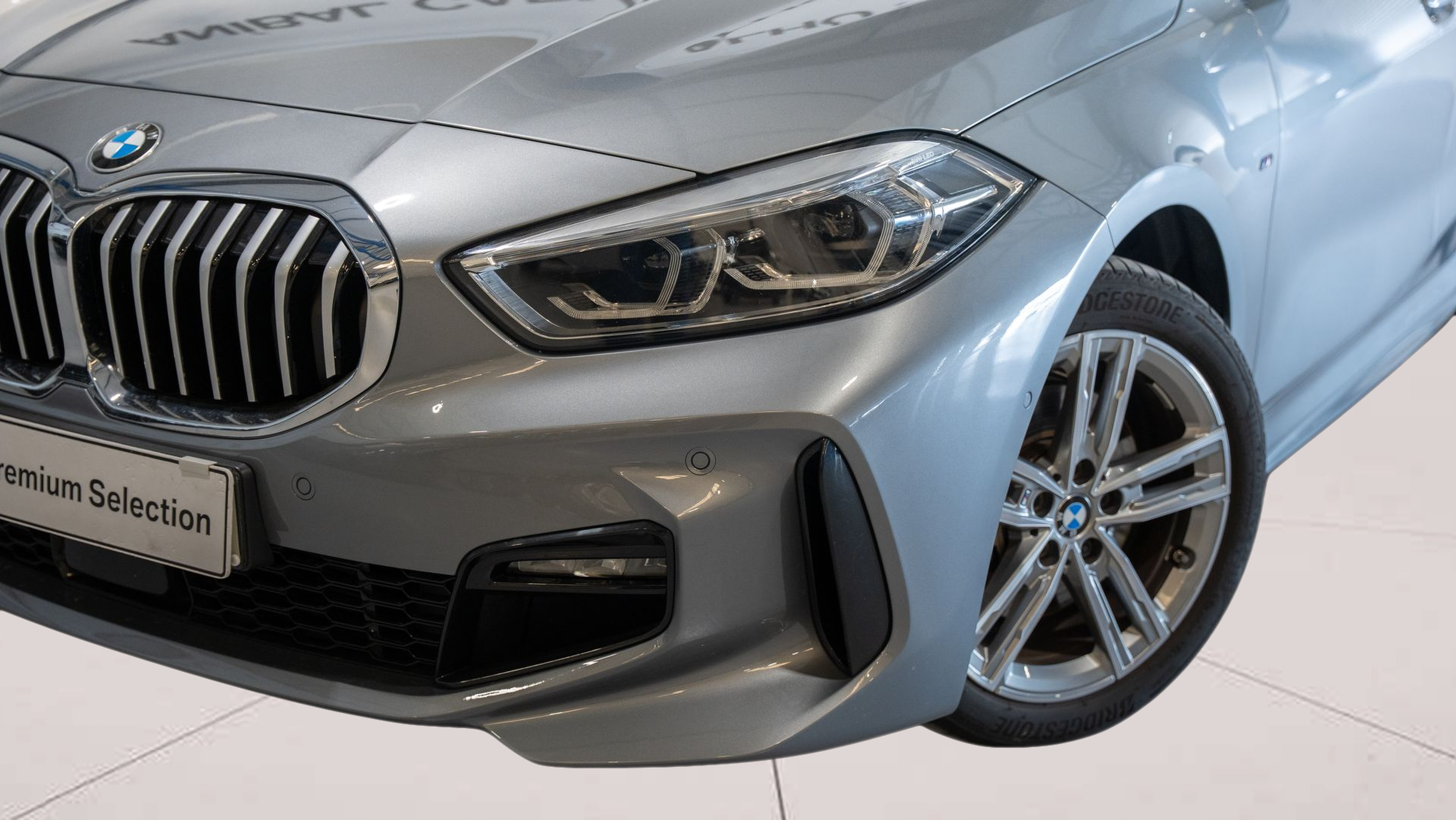 BMW Série 1 116d color Gris. Año 2024. 85KW(116CV). Diesel. En concesionario Aníbal Carvalho & Filhos, S.A. de Santarém