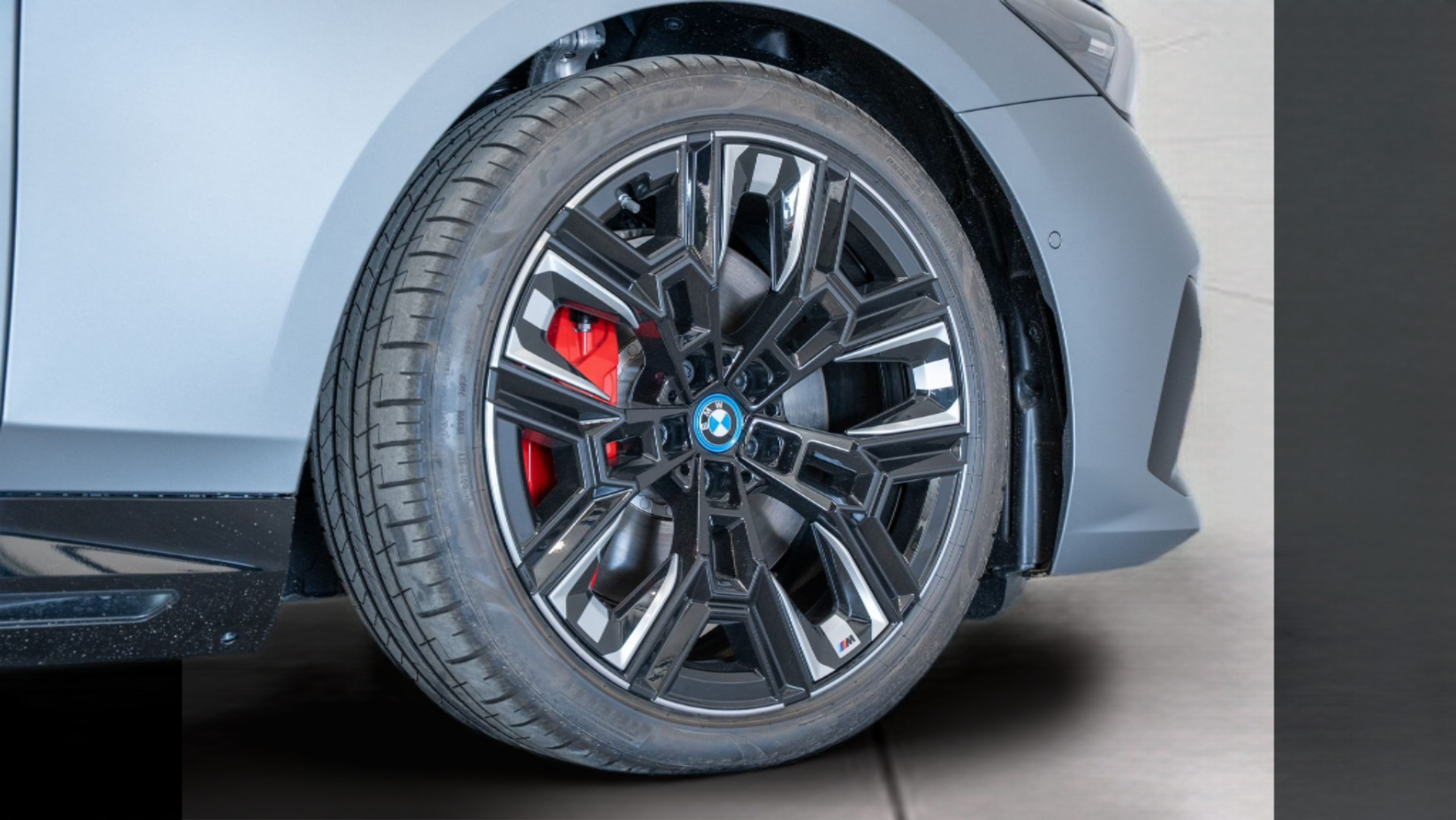 BMW i5 M60 color Gris. Año 2024. 442KW(601CV). Elétrico. En concesionario Aníbal Carvalho & Filhos, S.A. de Santarém