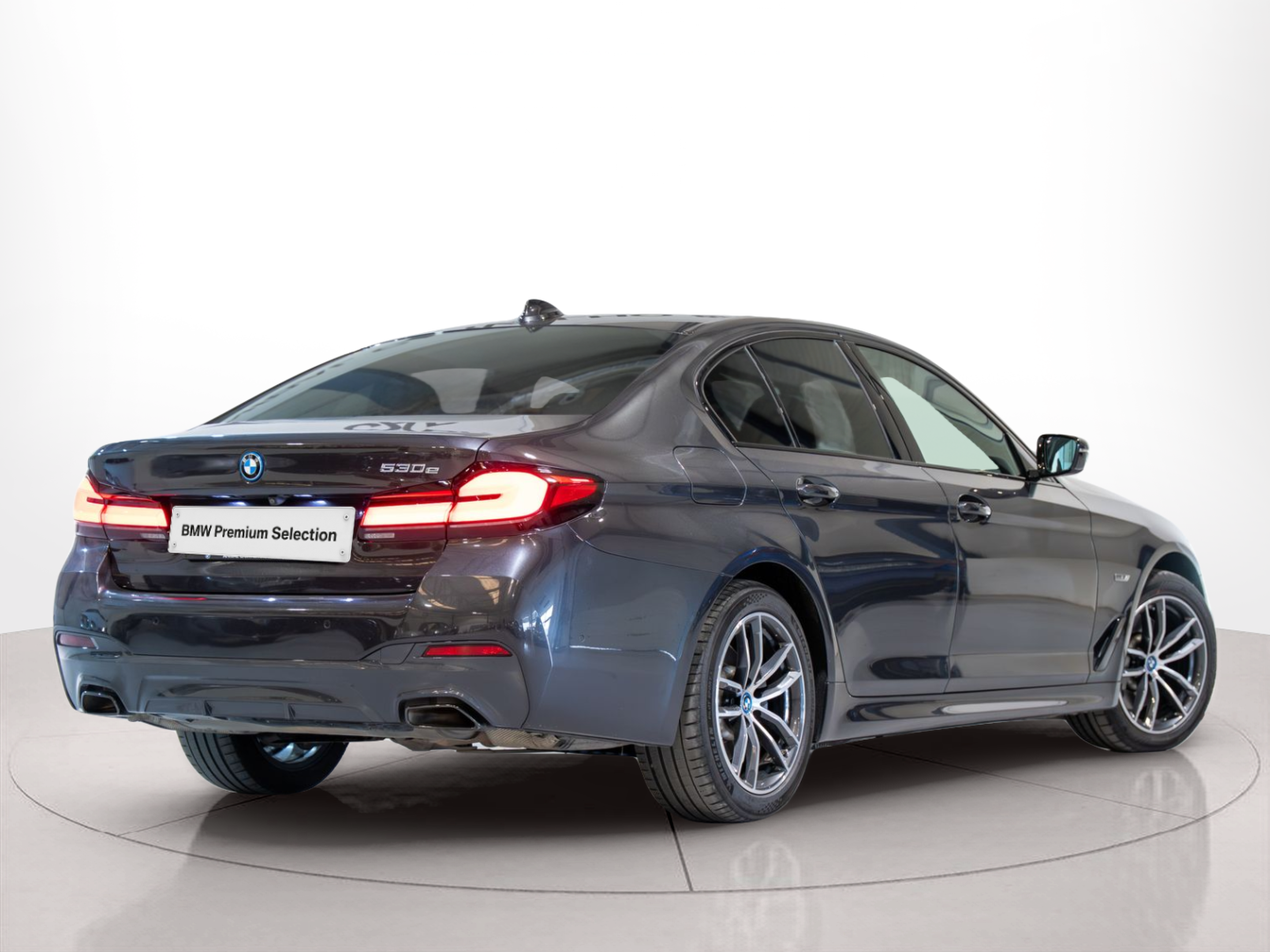 BMW Série 5 530e Berlina color Gris. Año 2023. 215KW(292CV). Elétrico / Gasolina Híbrido. En concesionario Aníbal Carvalho & Filhos, S.A. de Santarém