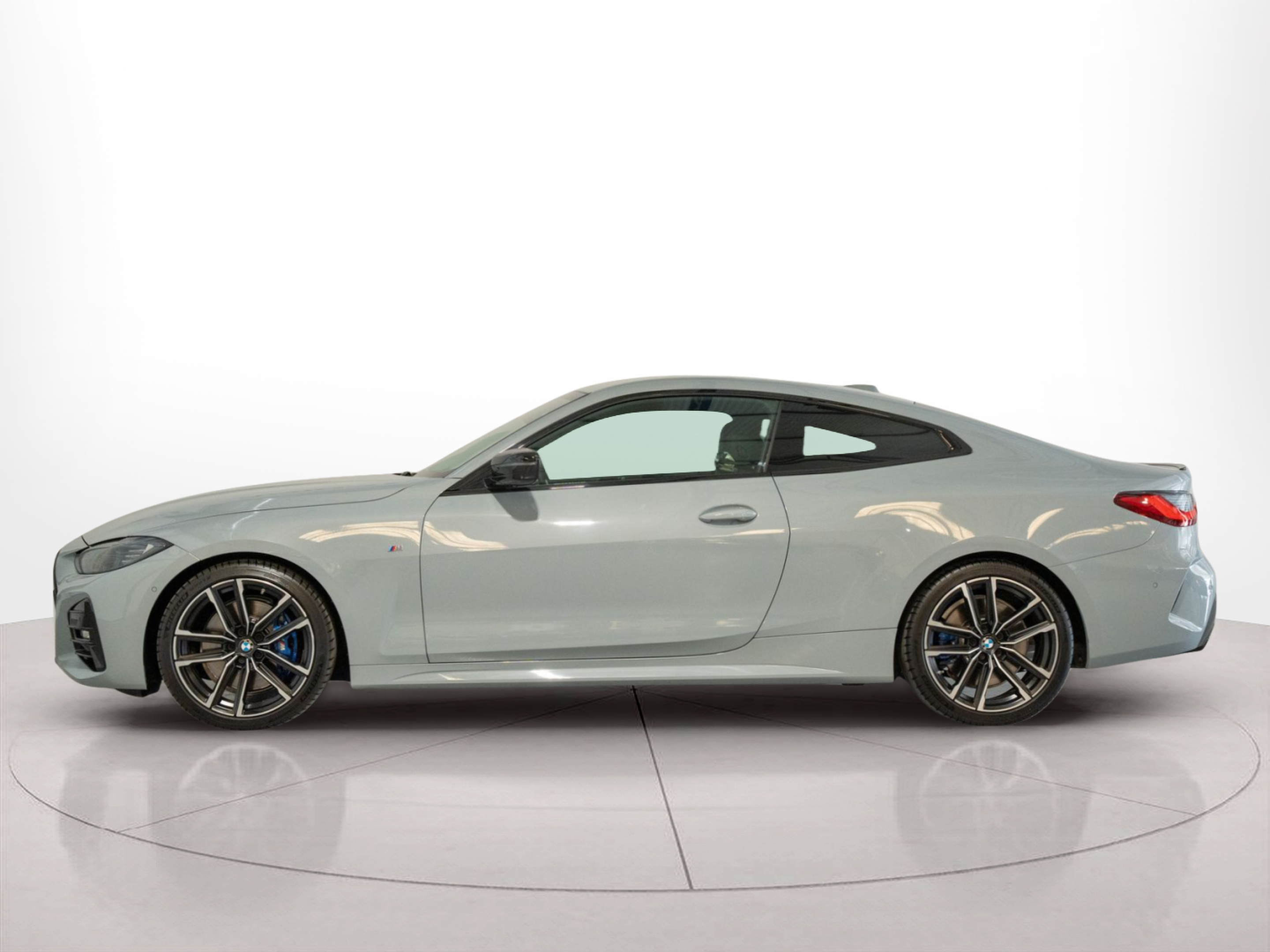 Fotos de BMW Série 4 420d Coupe color Gris. Año 2023. 140KW(190CV). Diesel. En concesionario Aníbal Carvalho & Filhos, S.A. de Santarém