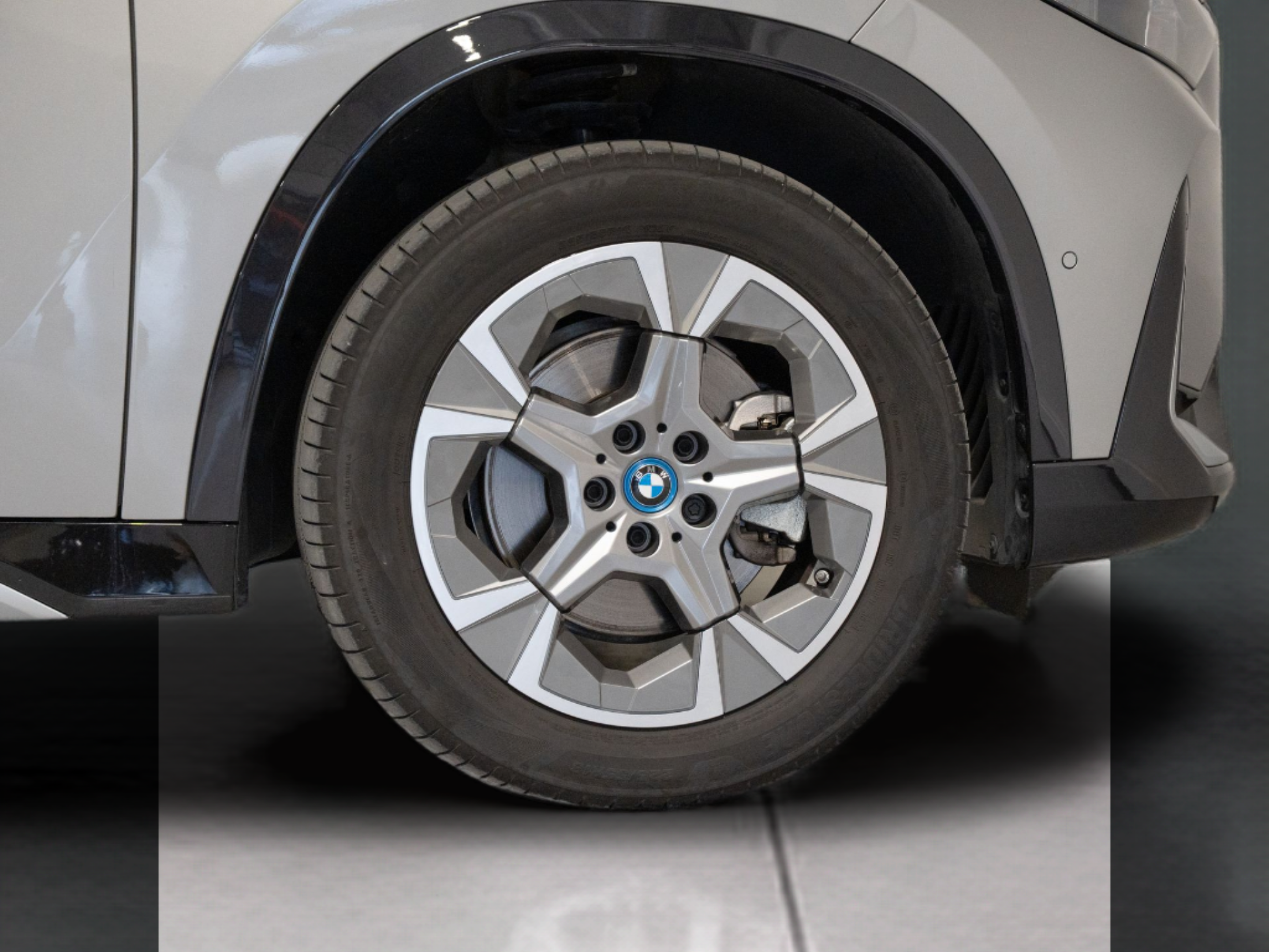 BMW X1 xDrive25e color Gris Plata. Año 2025. 180KW(245CV). Elétrico / Gasolina Híbrido. En concesionario Aníbal Carvalho & Filhos, S.A. de Santarém