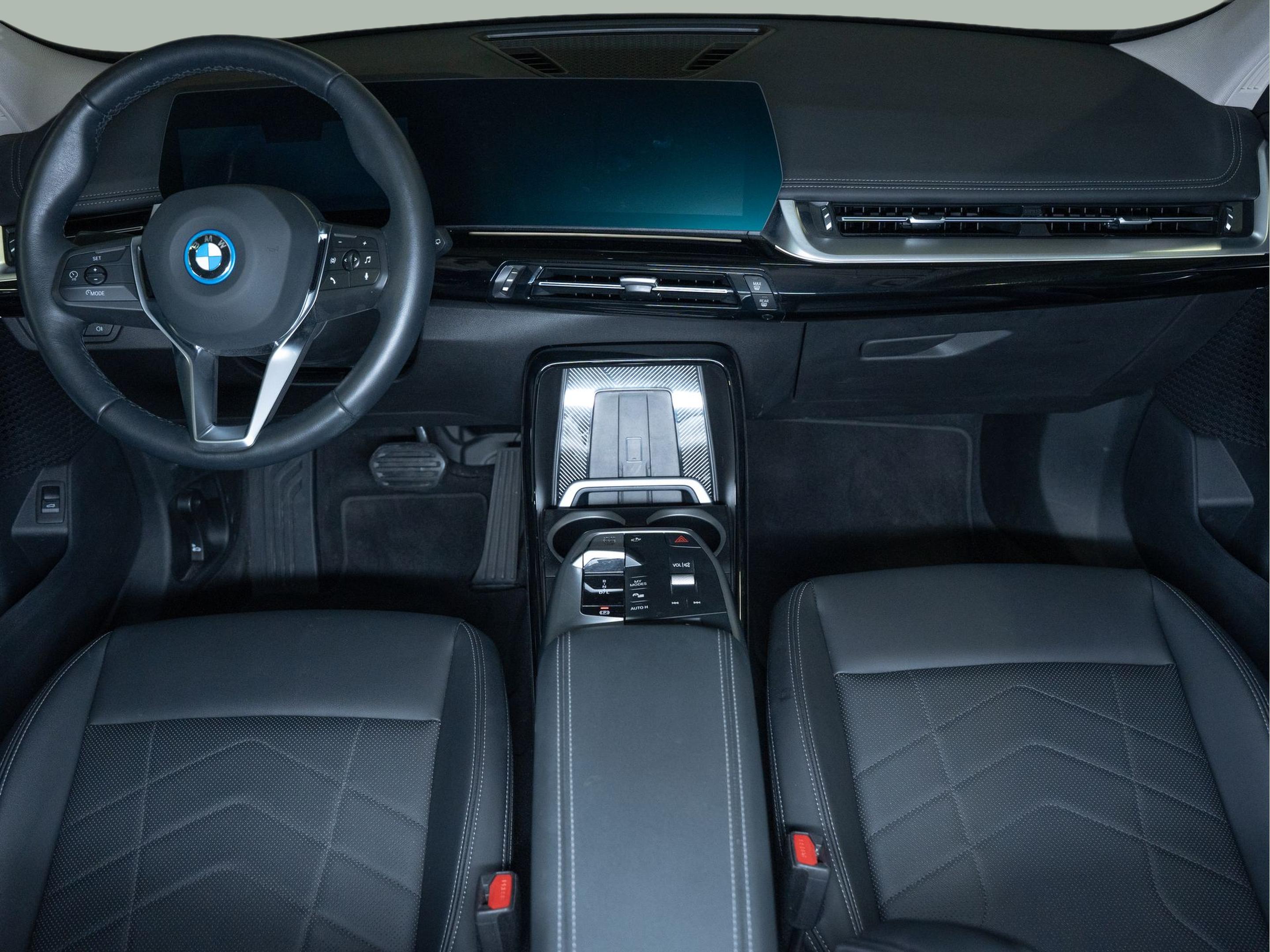 BMW X1 xDrive25e color Gris Plata. Año 2025. 180KW(245CV). Elétrico / Gasolina Híbrido. En concesionario Aníbal Carvalho & Filhos, S.A. de Santarém