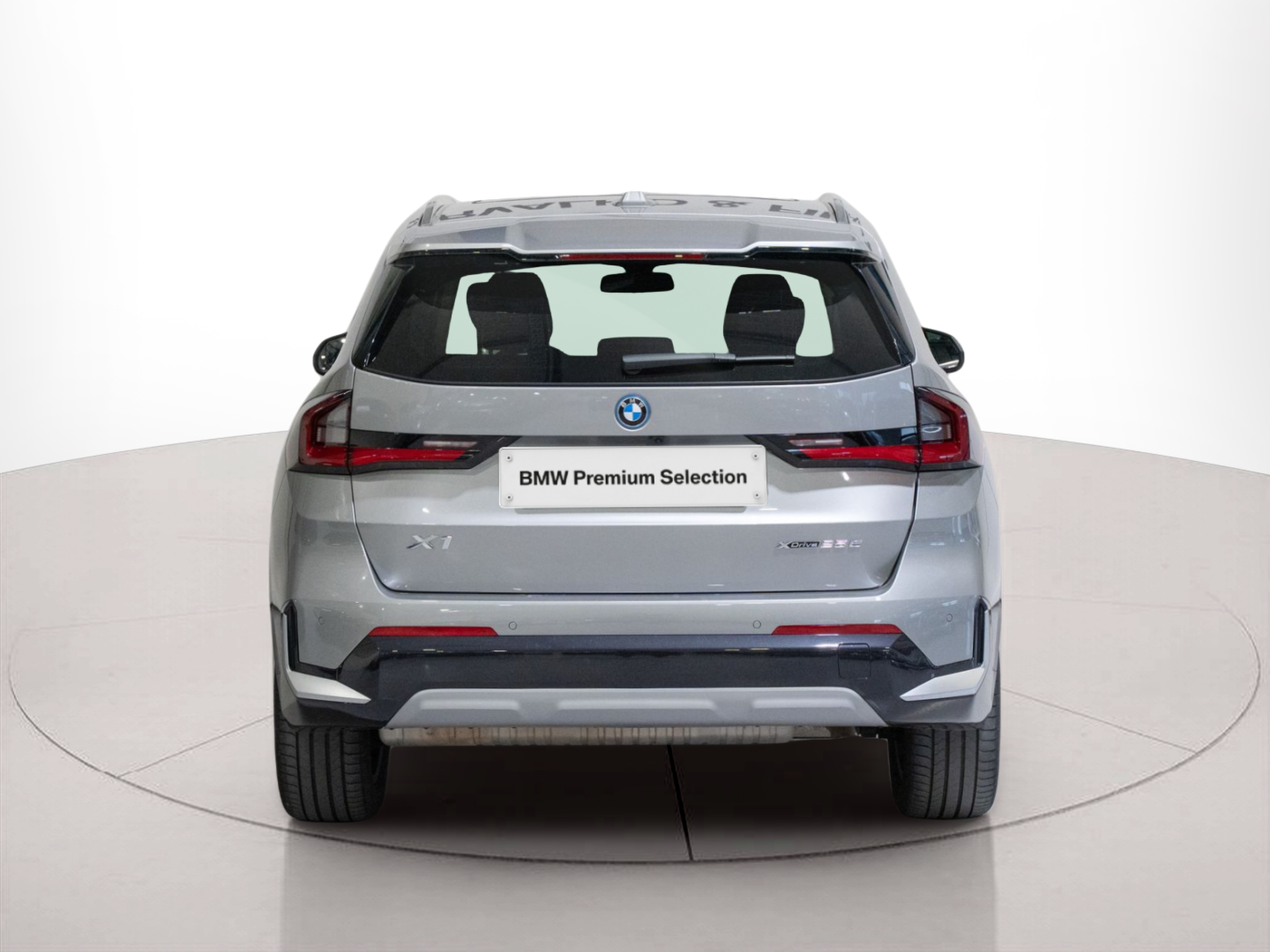 BMW X1 xDrive25e color Gris Plata. Año 2025. 180KW(245CV). Elétrico / Gasolina Híbrido. En concesionario Aníbal Carvalho & Filhos, S.A. de Santarém