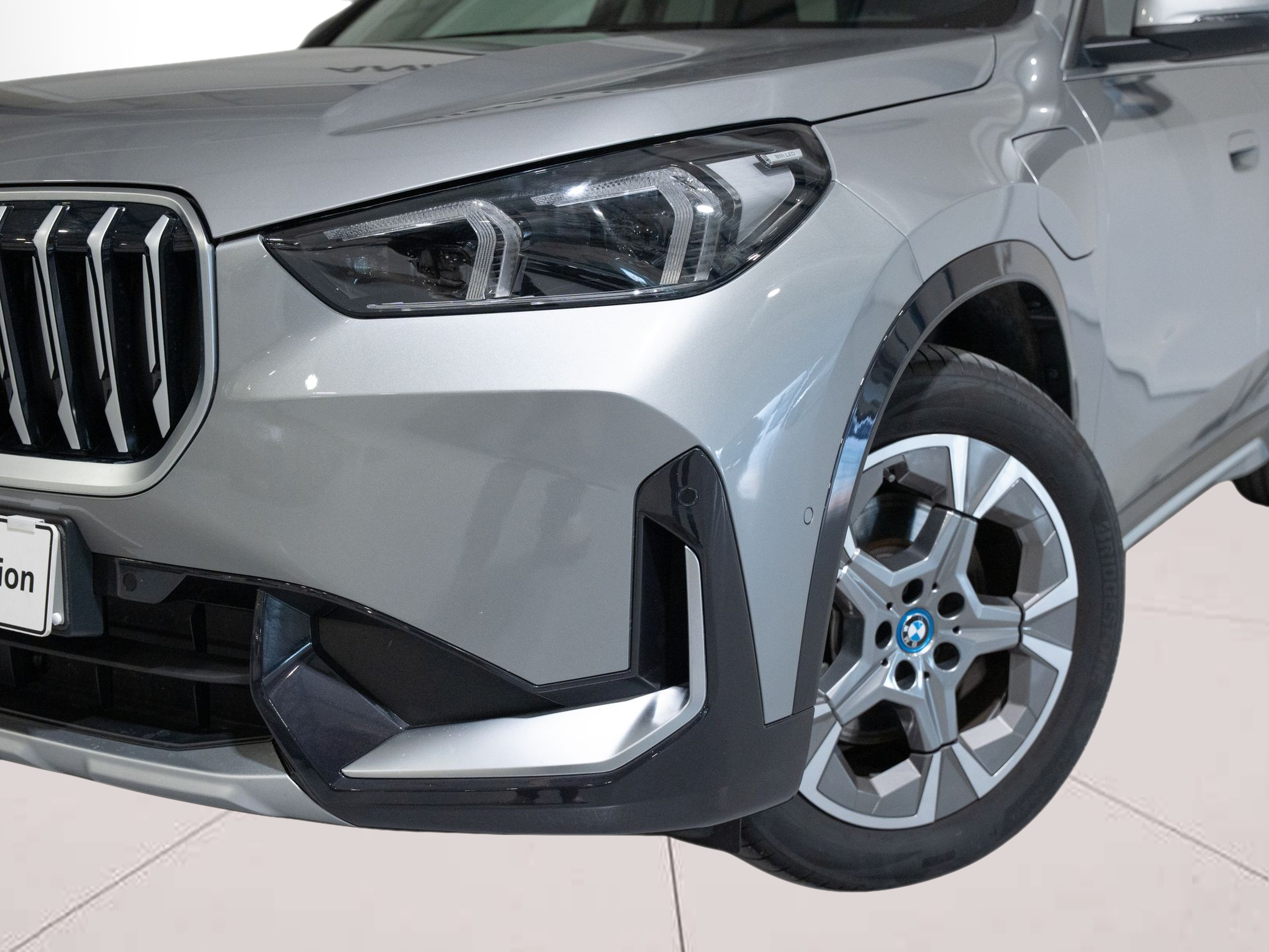 BMW X1 xDrive25e color Gris Plata. Año 2025. 180KW(245CV). Elétrico / Gasolina Híbrido. En concesionario Aníbal Carvalho & Filhos, S.A. de Santarém