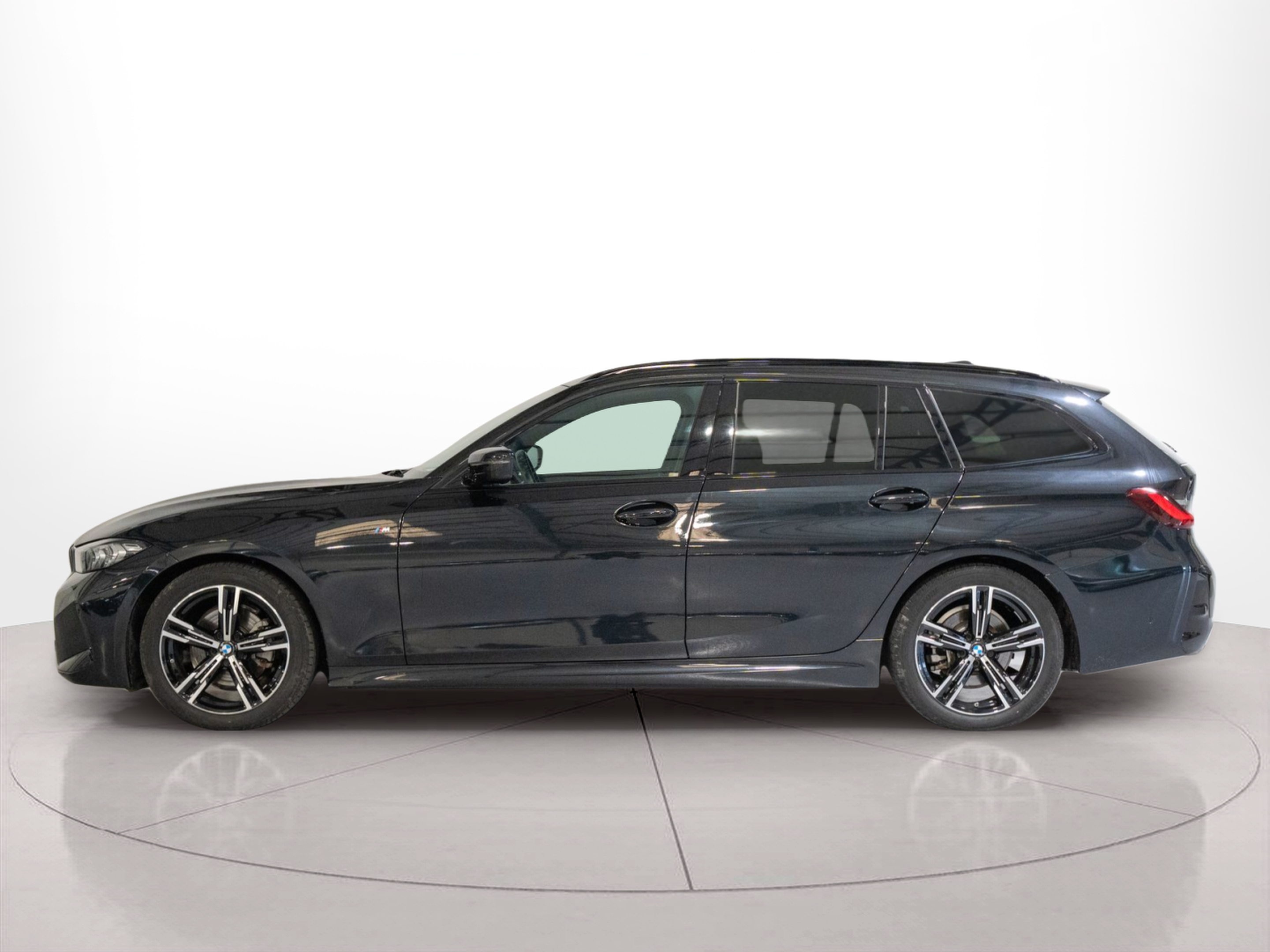 Fotos de BMW Série 3 320d Touring color Negro. Año 2025. 140KW(190CV). Diesel. En concesionario Aníbal Carvalho & Filhos, S.A. de Santarém