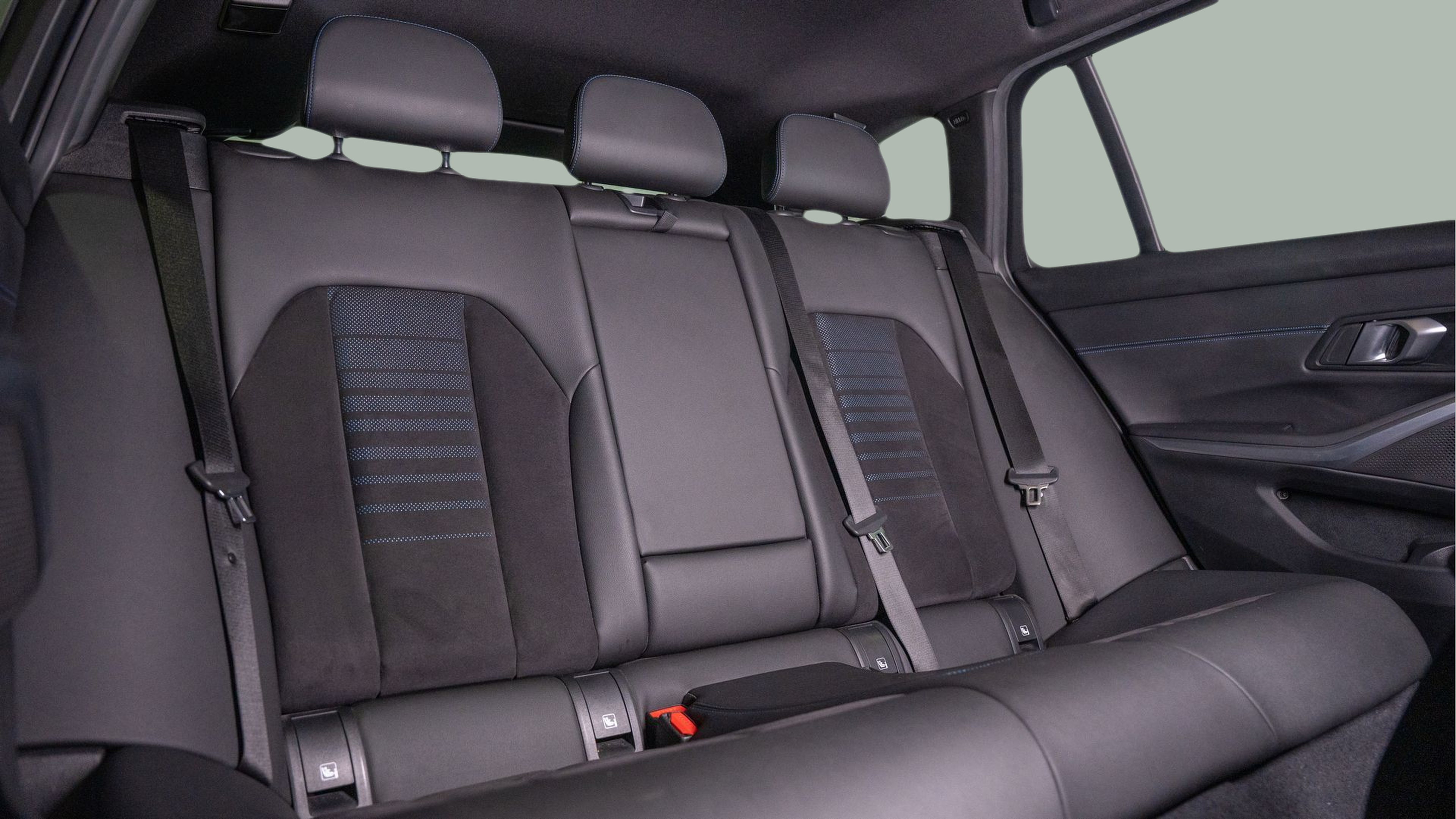 BMW Série 3 320d Touring color Negro. Año 2024. 140KW(190CV). Diesel. En concesionario Aníbal Carvalho & Filhos, S.A. de Santarém