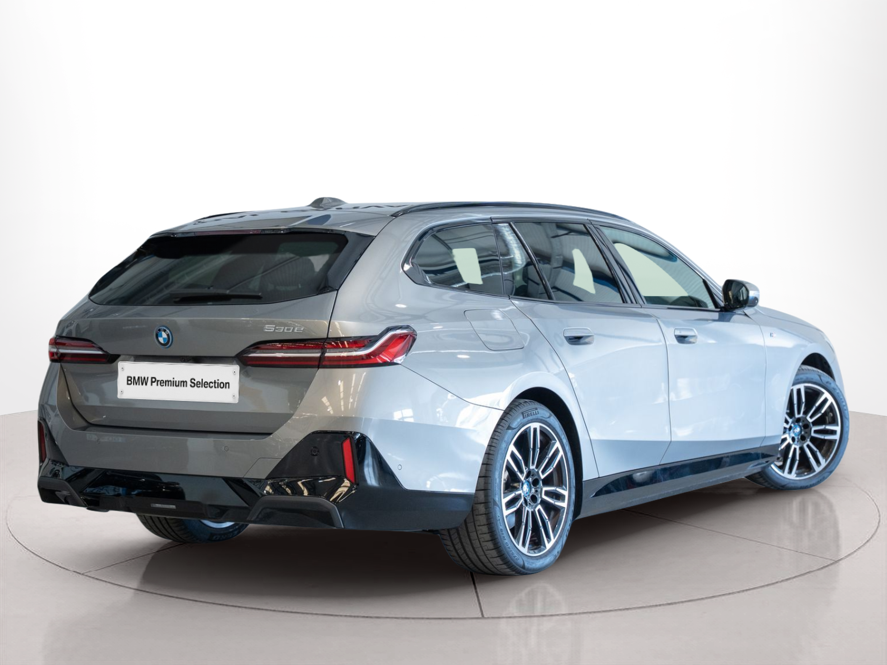 BMW Série 5 530e Touring color Gris. Año 2024. 220KW(299CV). Elétrico / Gasolina Híbrido. En concesionario Aníbal Carvalho & Filhos, S.A. de Santarém