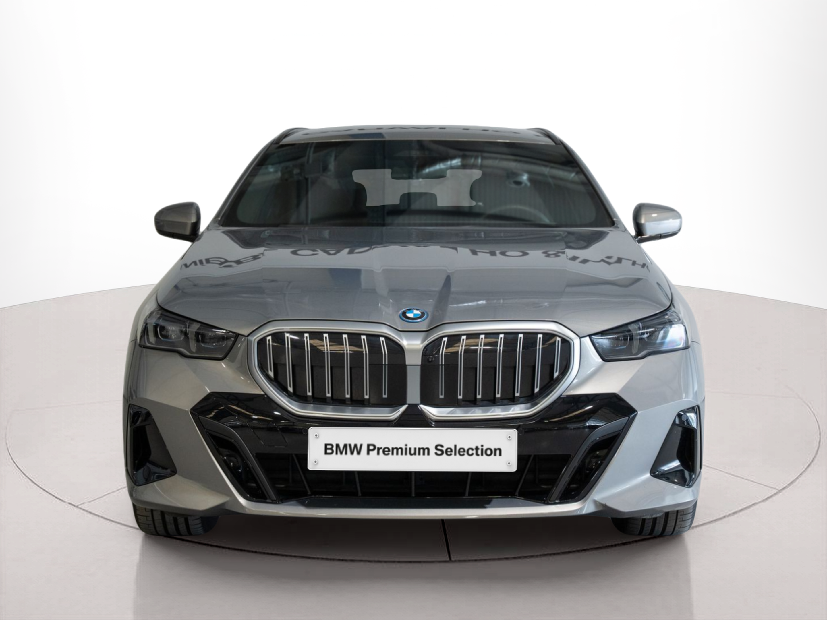 Fotos de BMW Série 5 530e Touring color Gris. Año 2024. 220KW(299CV). Elétrico / Gasolina Híbrido. En concesionario Aníbal Carvalho & Filhos, S.A. de Santarém