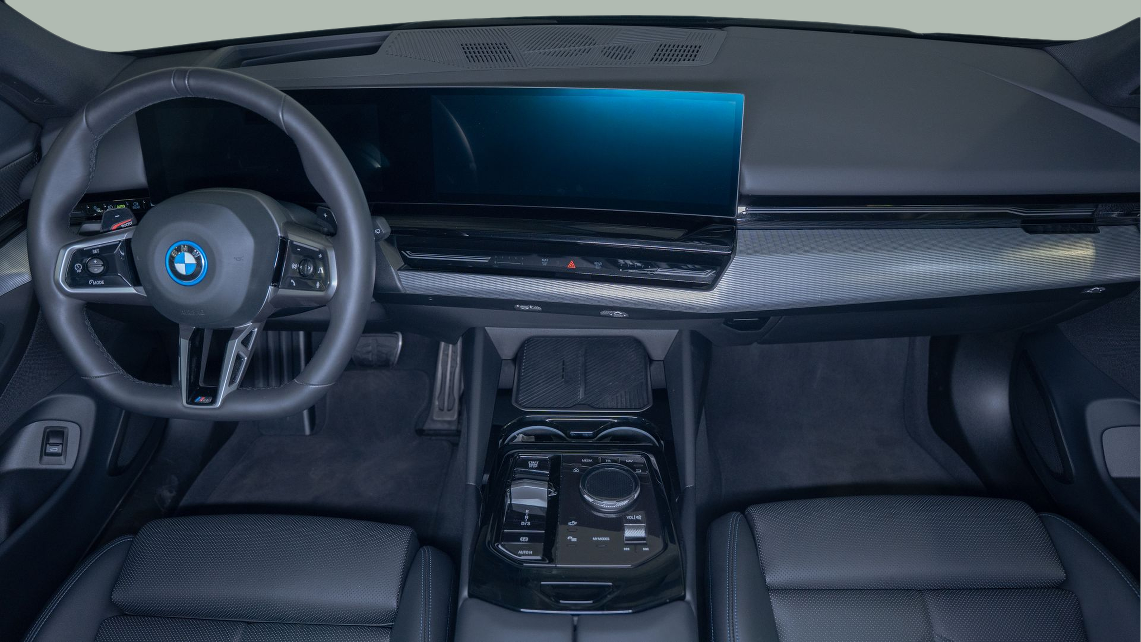 BMW Série 5 530e Touring color Gris. Año 2024. 220KW(299CV). Elétrico / Gasolina Híbrido. En concesionario Aníbal Carvalho & Filhos, S.A. de Santarém