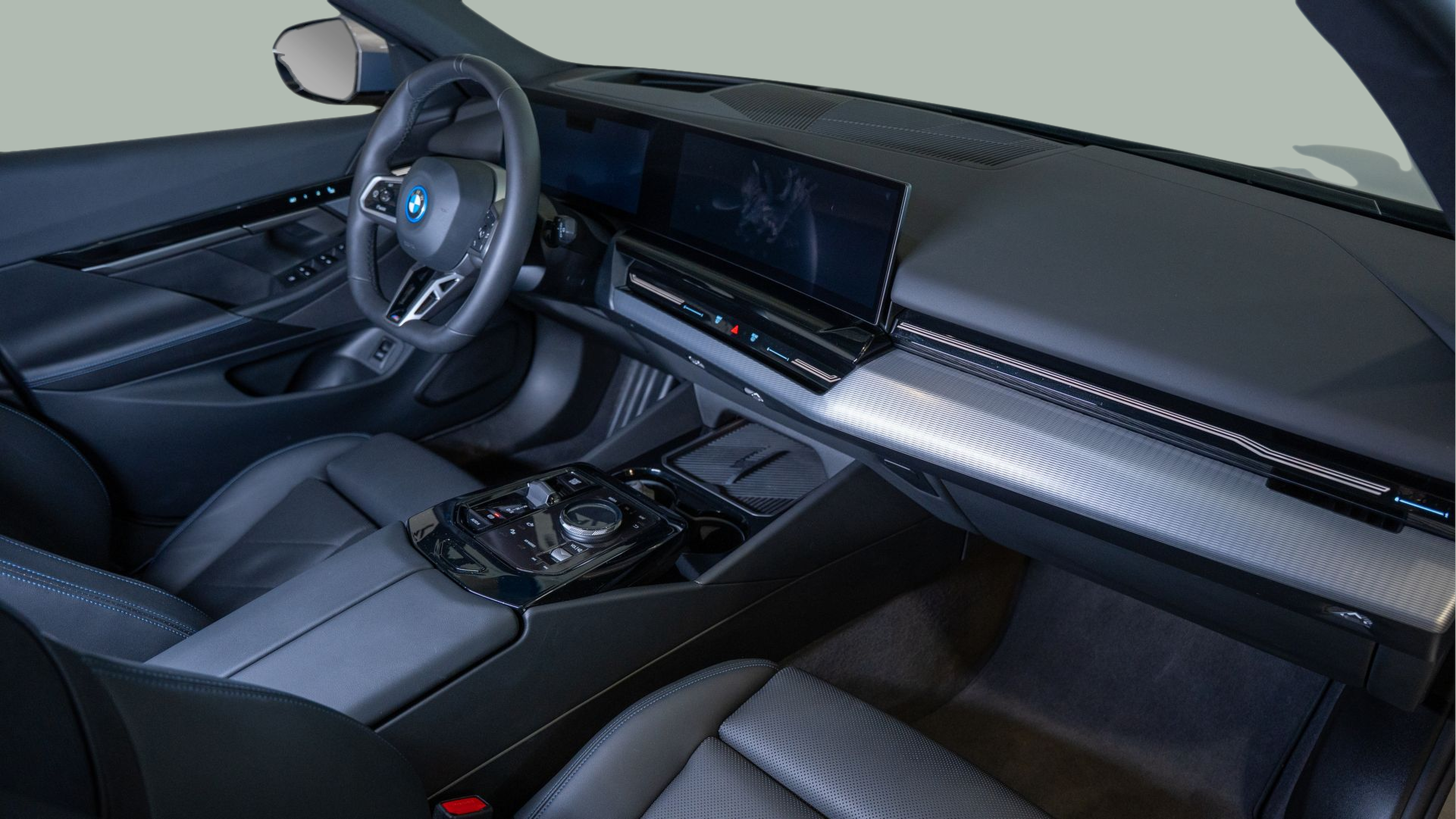 BMW Série 5 530e Touring color Gris. Año 2024. 220KW(299CV). Elétrico / Gasolina Híbrido. En concesionario Aníbal Carvalho & Filhos, S.A. de Santarém