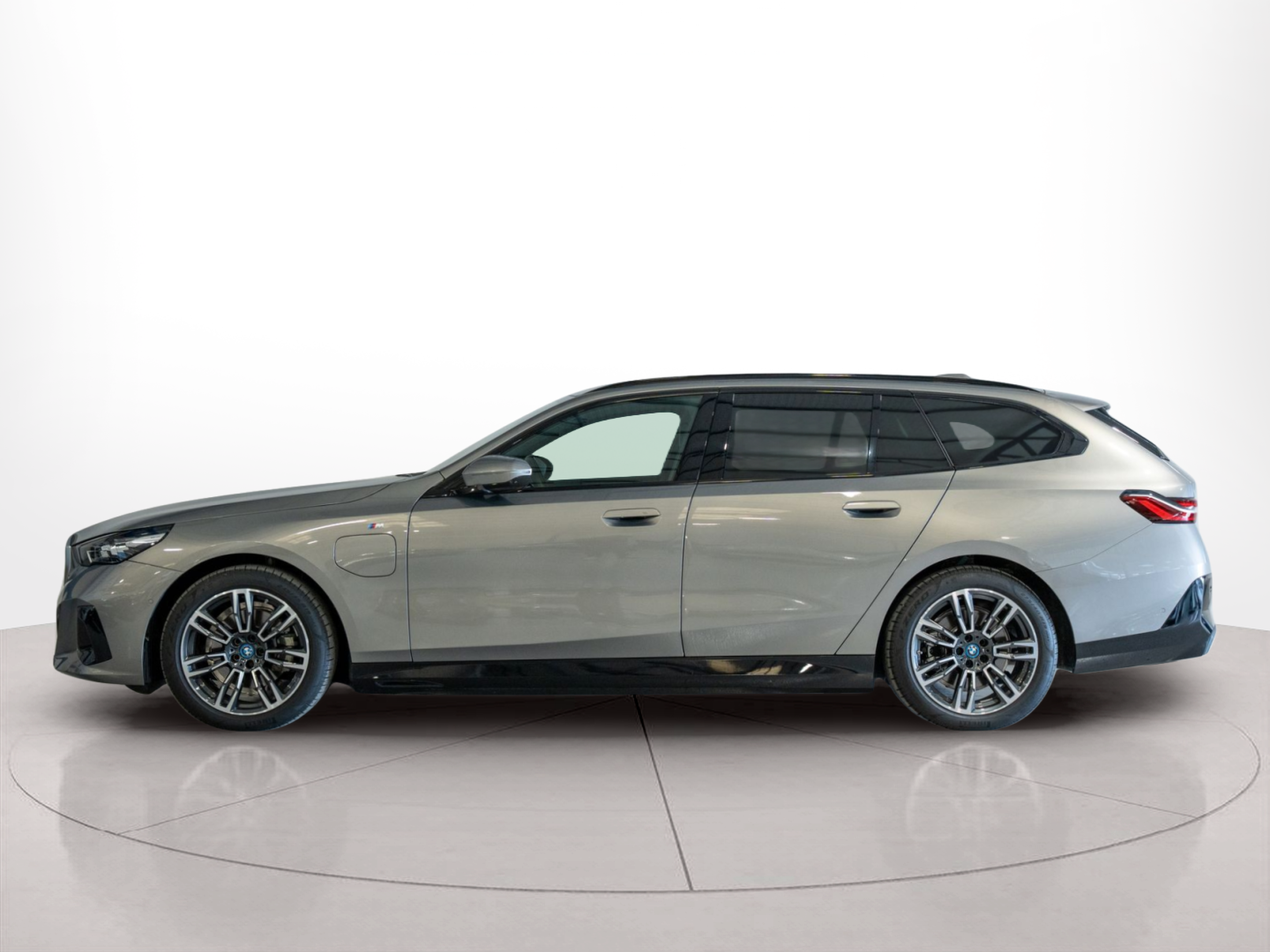 Fotos de BMW Série 5 530e Touring color Gris. Año 2024. 220KW(299CV). Elétrico / Gasolina Híbrido. En concesionario Aníbal Carvalho & Filhos, S.A. de Santarém