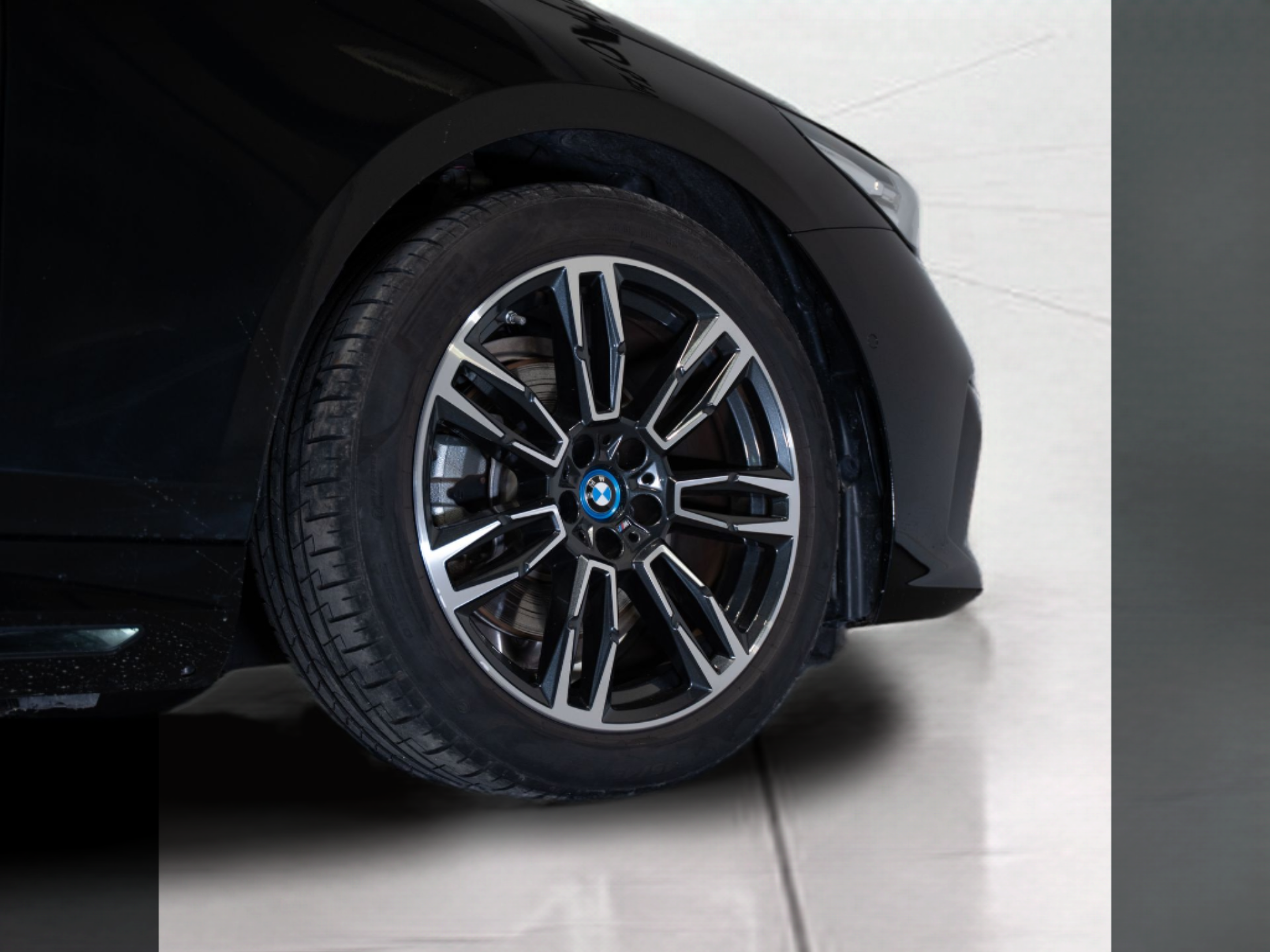 BMW Série 5 530e Touring color Negro. Año 2025. 220KW(299CV). Elétrico / Gasolina Híbrido. En concesionario Aníbal Carvalho & Filhos, S.A. de Santarém