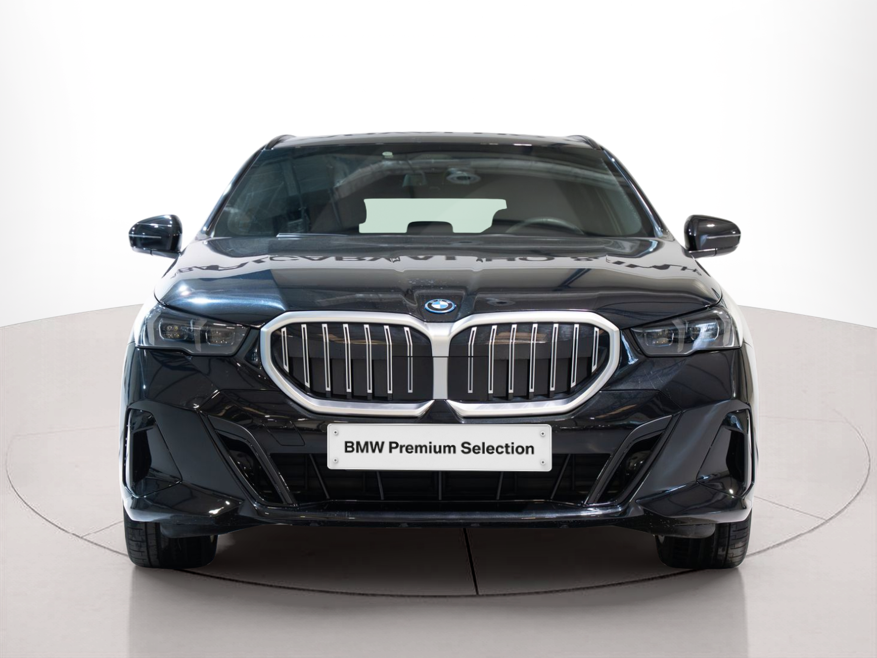 Fotos de BMW Série 5 530e Touring color Negro. Año 2025. 220KW(299CV). Elétrico / Gasolina Híbrido. En concesionario Aníbal Carvalho & Filhos, S.A. de Santarém