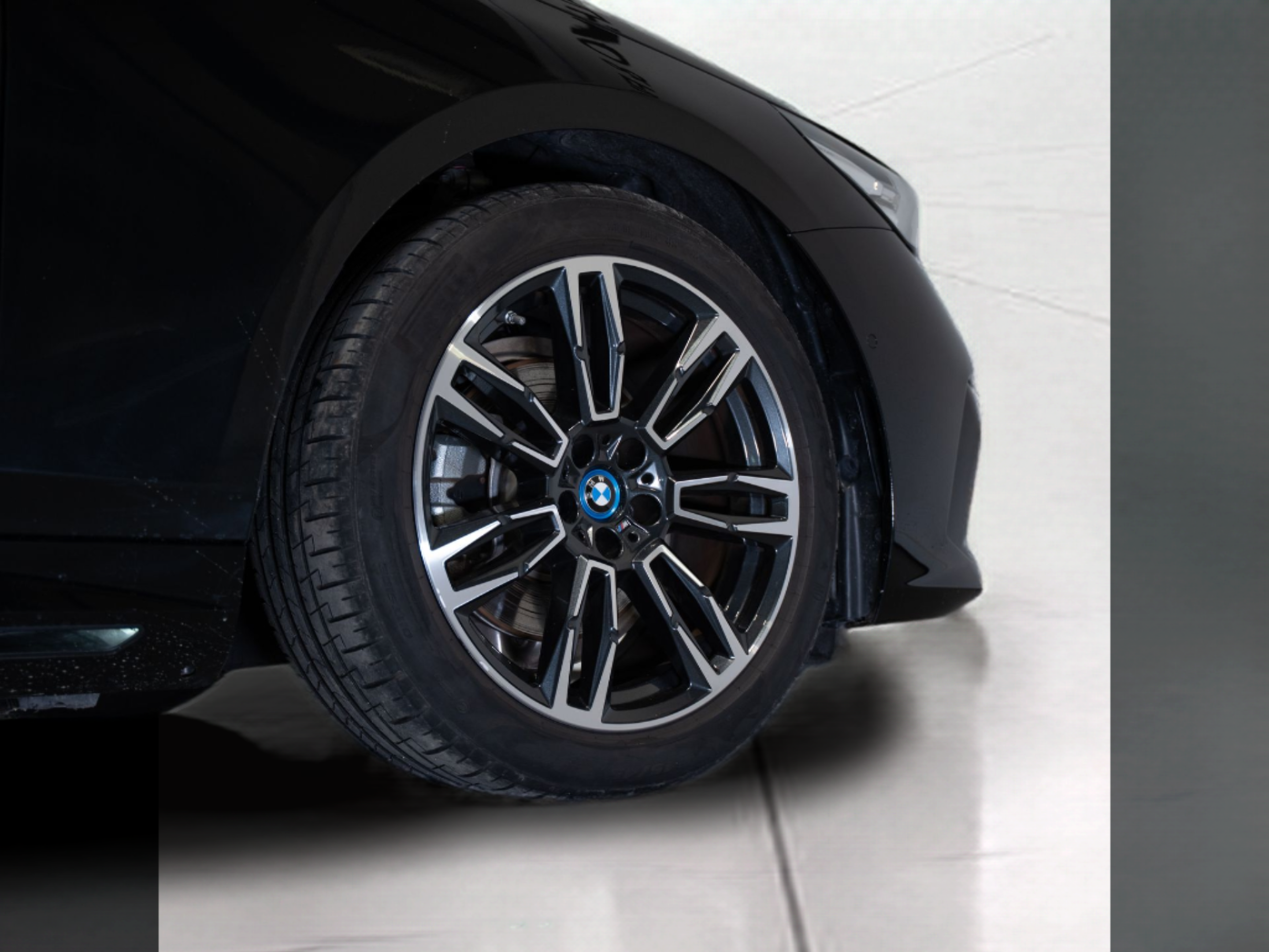 BMW Série 5 530e Touring color Negro. Año 2025. 220KW(299CV). Elétrico / Gasolina Híbrido. En concesionario Aníbal Carvalho & Filhos, S.A. de Santarém