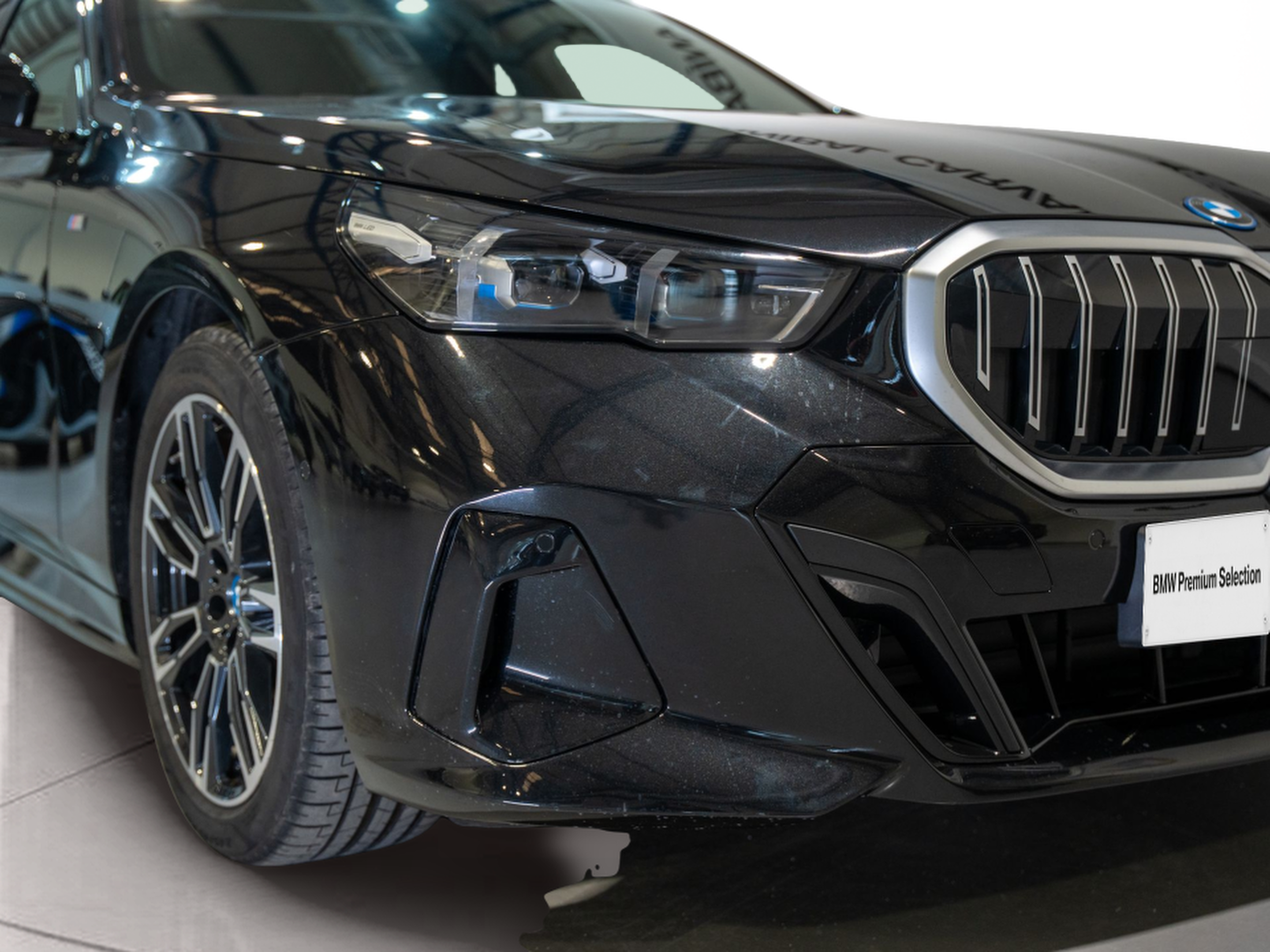 BMW Série 5 530e Touring color Negro. Año 2025. 220KW(299CV). Elétrico / Gasolina Híbrido. En concesionario Aníbal Carvalho & Filhos, S.A. de Santarém