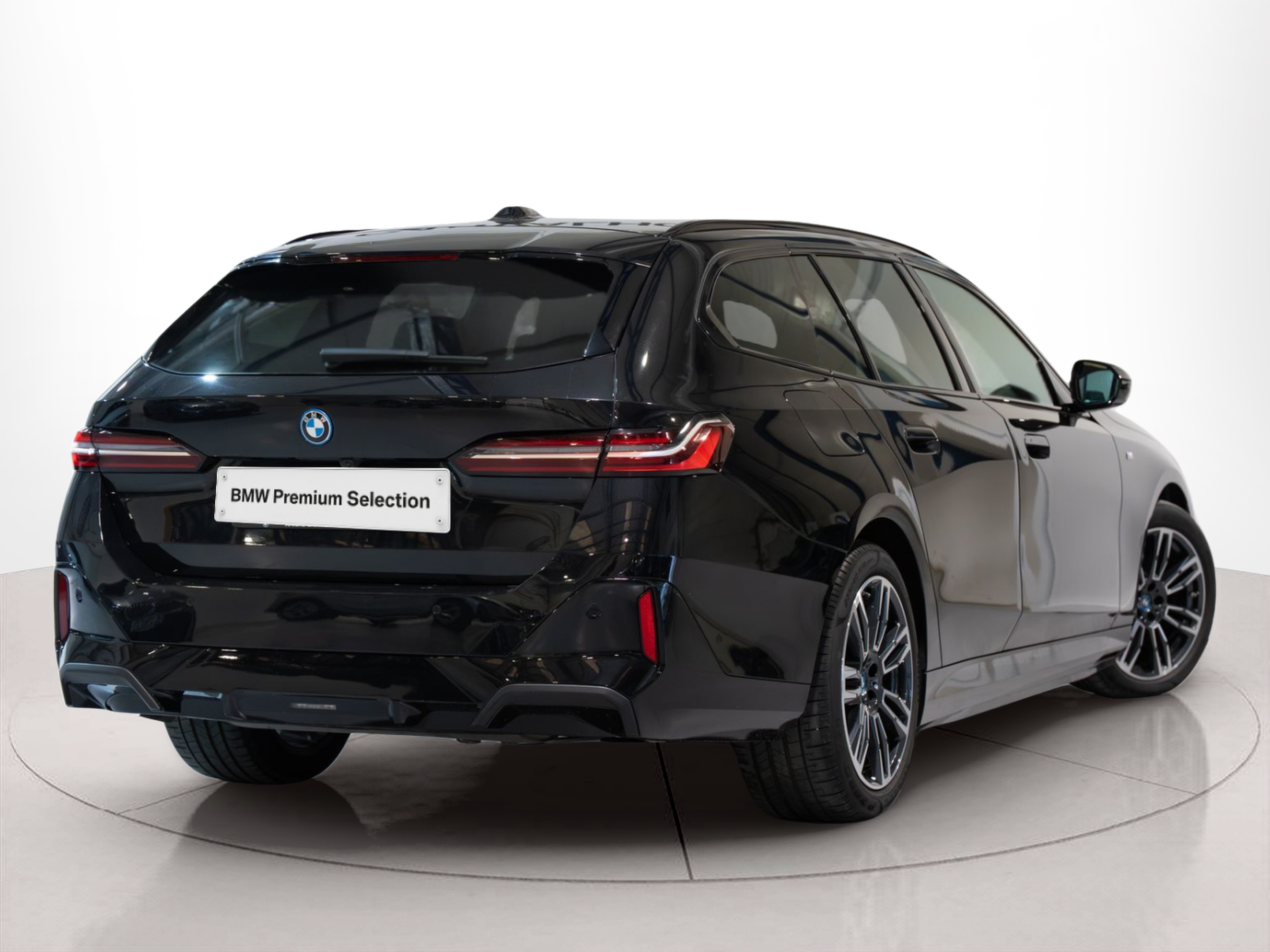 BMW Série 5 530e Touring color Negro. Año 2025. 220KW(299CV). Elétrico / Gasolina Híbrido. En concesionario Aníbal Carvalho & Filhos, S.A. de Santarém