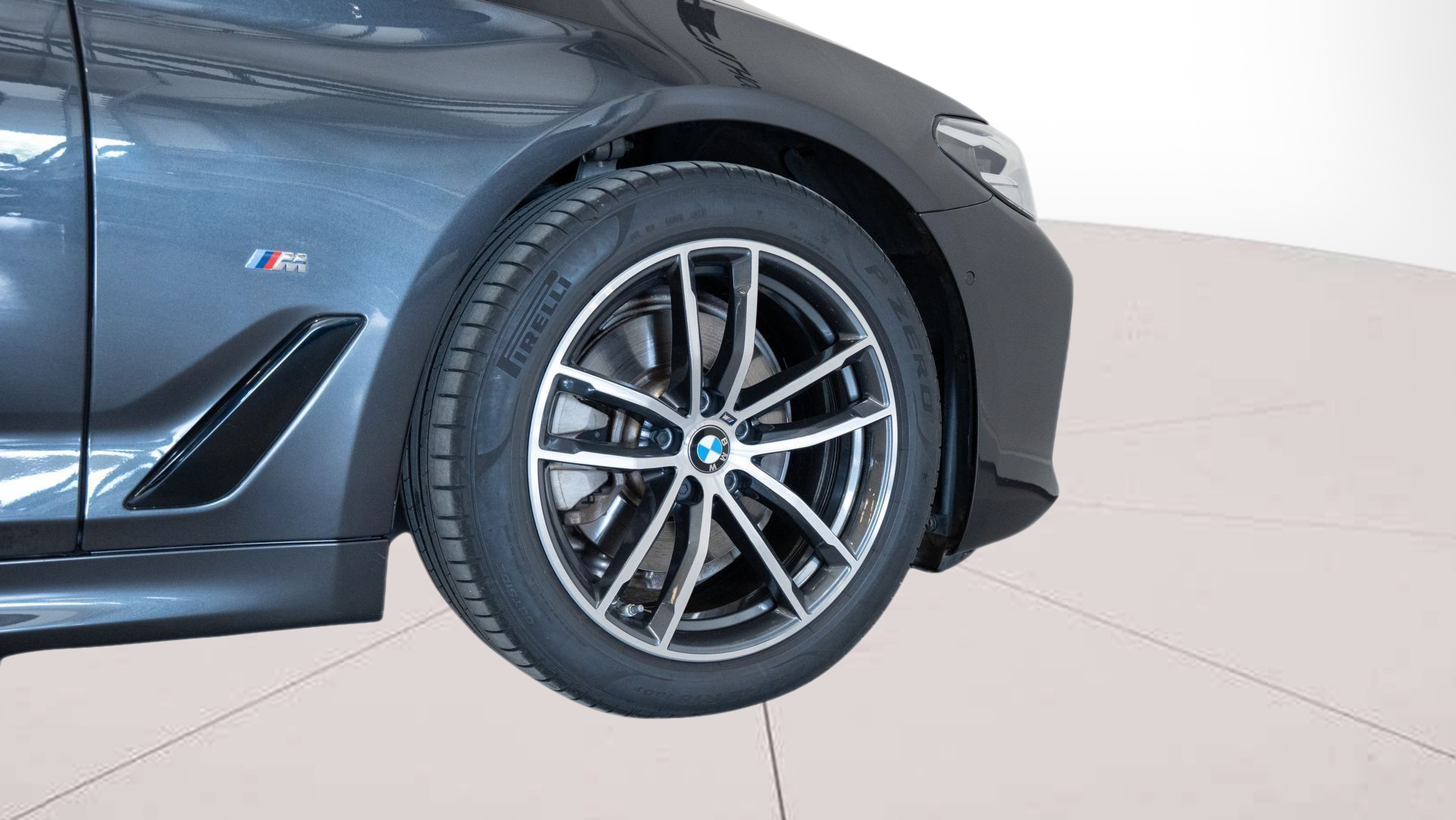 BMW Série 5 520d Berlina color Gris. Año 2023. 140KW(190CV). Diesel. En concesionario Aníbal Carvalho & Filhos, S.A. de Santarém