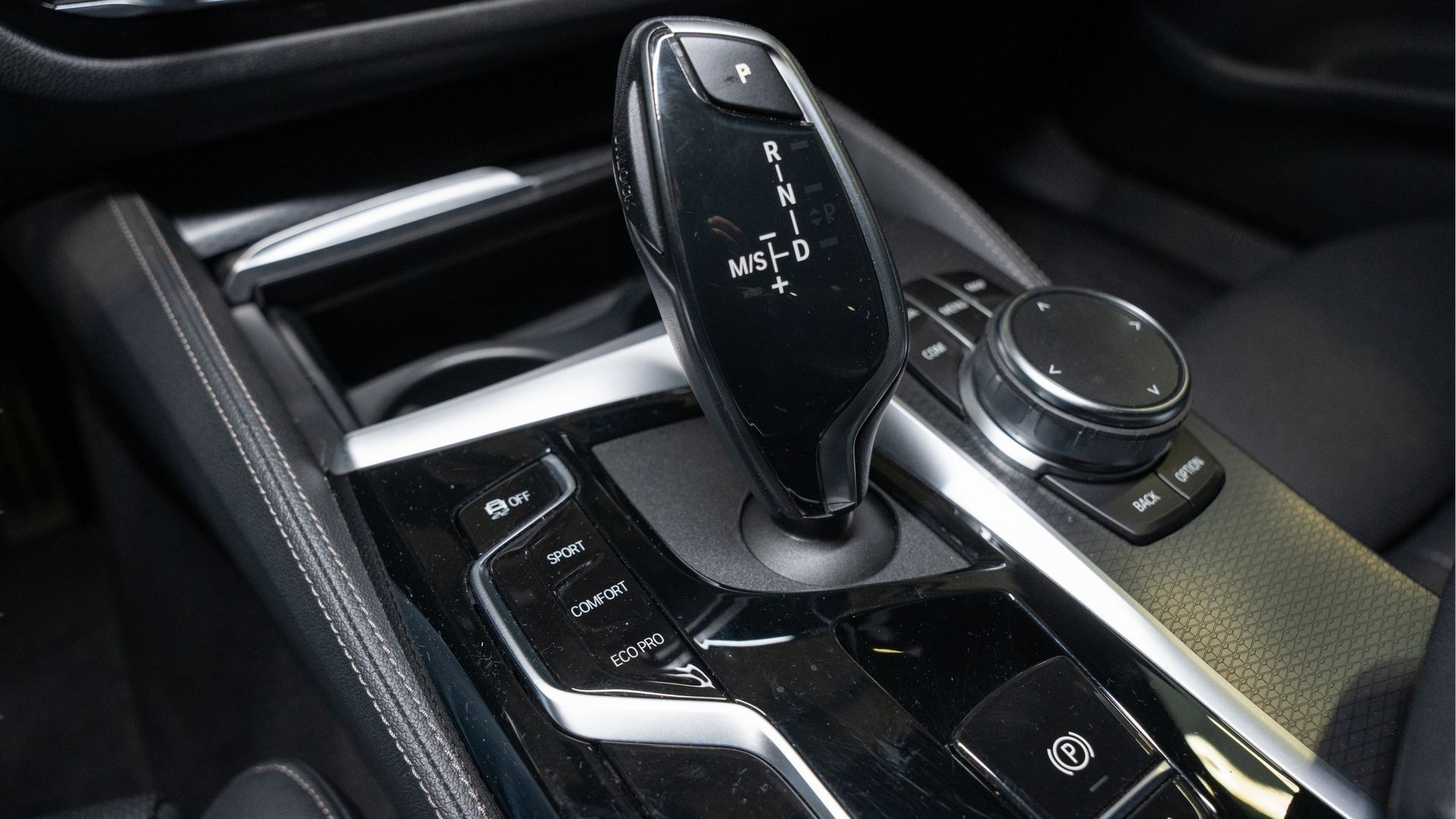 BMW Série 5 520d Berlina color Gris. Año 2023. 140KW(190CV). Diesel. En concesionario Aníbal Carvalho & Filhos, S.A. de Santarém