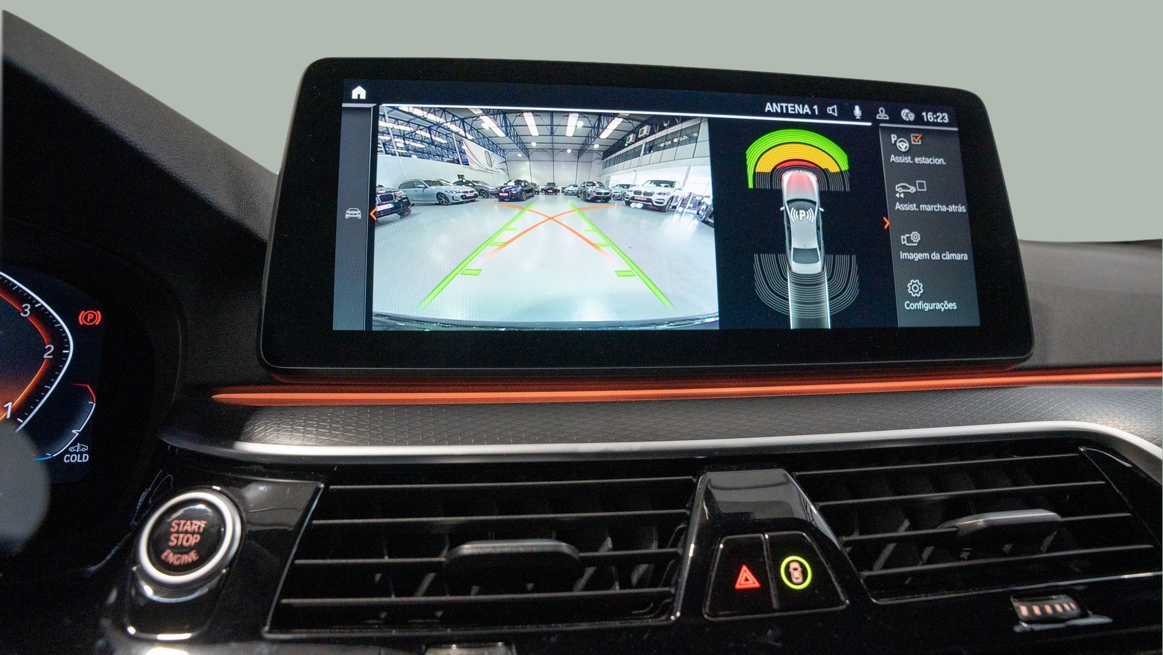 BMW Série 5 520d Berlina color Gris. Año 2023. 140KW(190CV). Diesel. En concesionario Aníbal Carvalho & Filhos, S.A. de Santarém