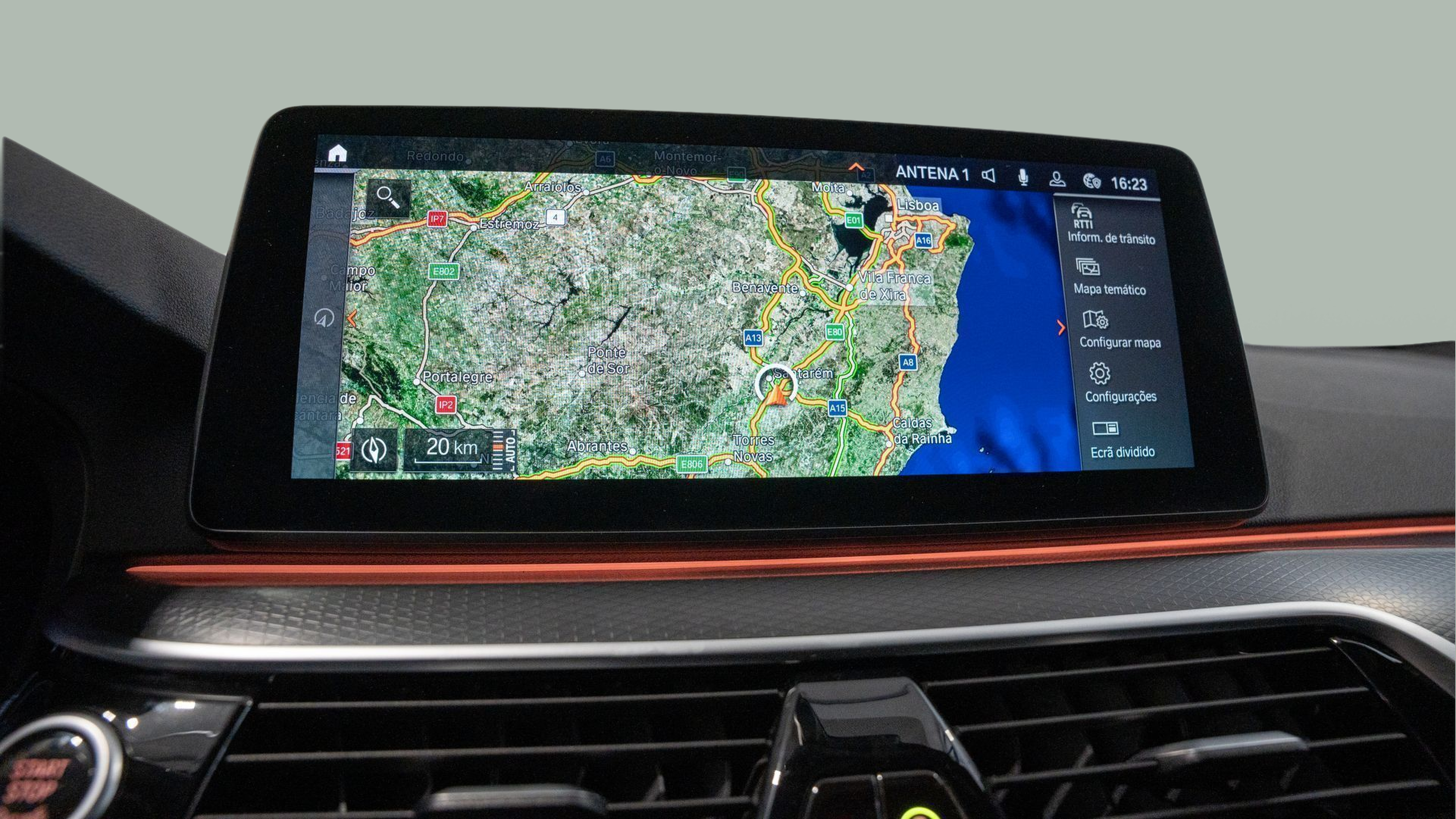 BMW Série 5 520d Berlina color Gris. Año 2023. 140KW(190CV). Diesel. En concesionario Aníbal Carvalho & Filhos, S.A. de Santarém