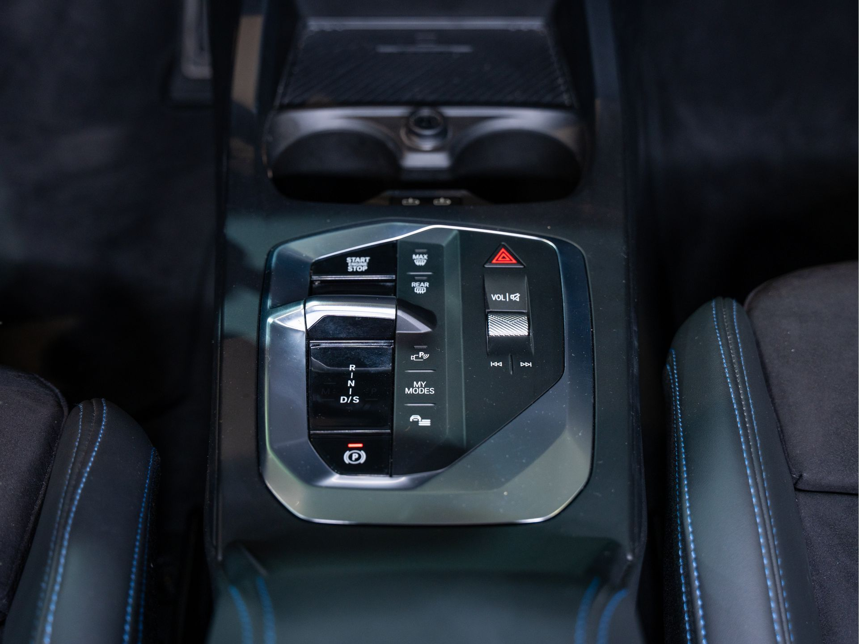 BMW Série 1 116i color Azul. Año 2025. 90KW(122CV). Gasolina. En concesionario Aníbal Carvalho & Filhos, S.A. de Santarém