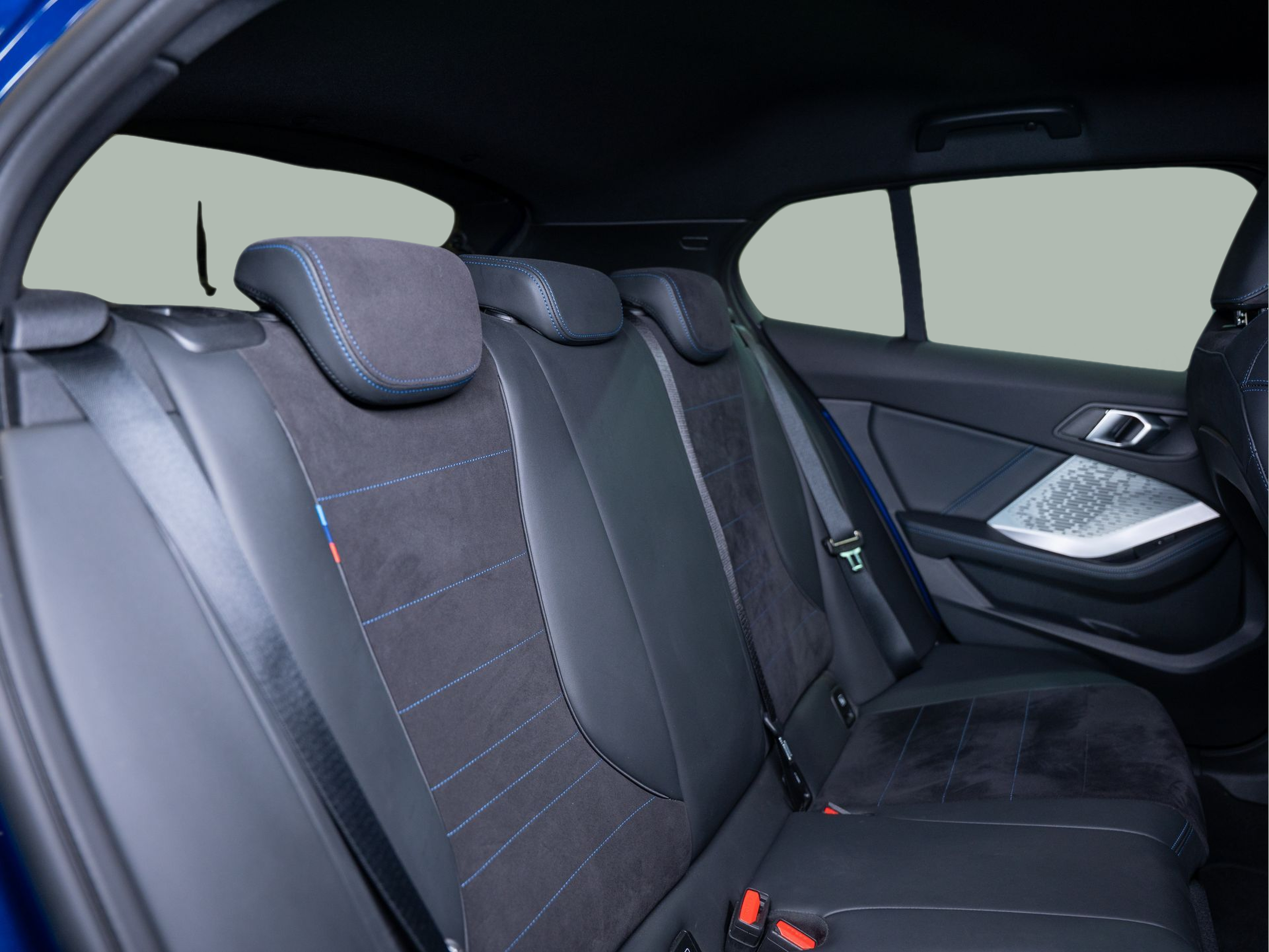 BMW Série 1 116i color Azul. Año 2025. 90KW(122CV). Gasolina. En concesionario Aníbal Carvalho & Filhos, S.A. de Santarém